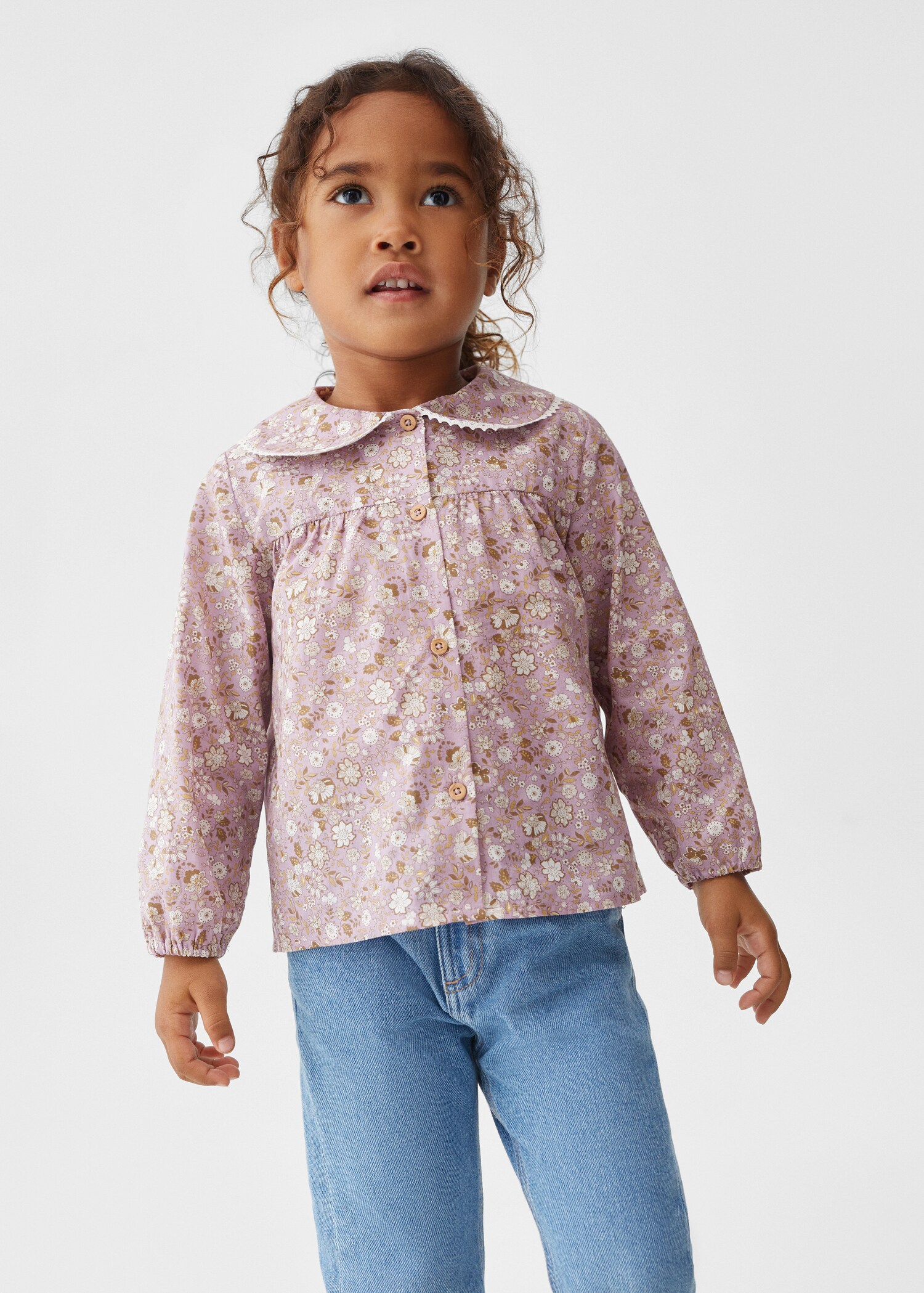 Bluse med blomstertrykk - Halvtotal bildeutsnitt