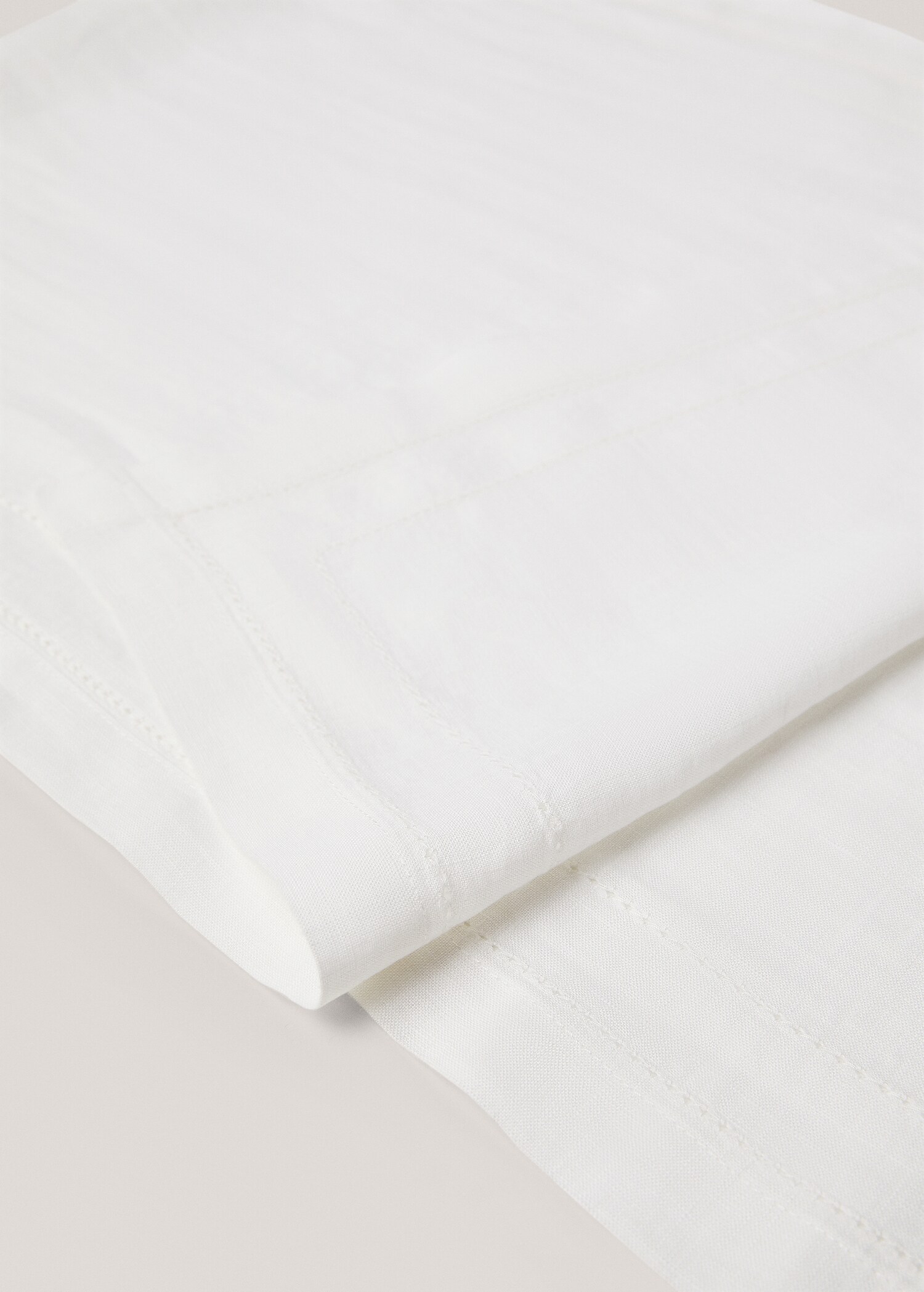 100% linen table runner with seam detail - Details of the article 2