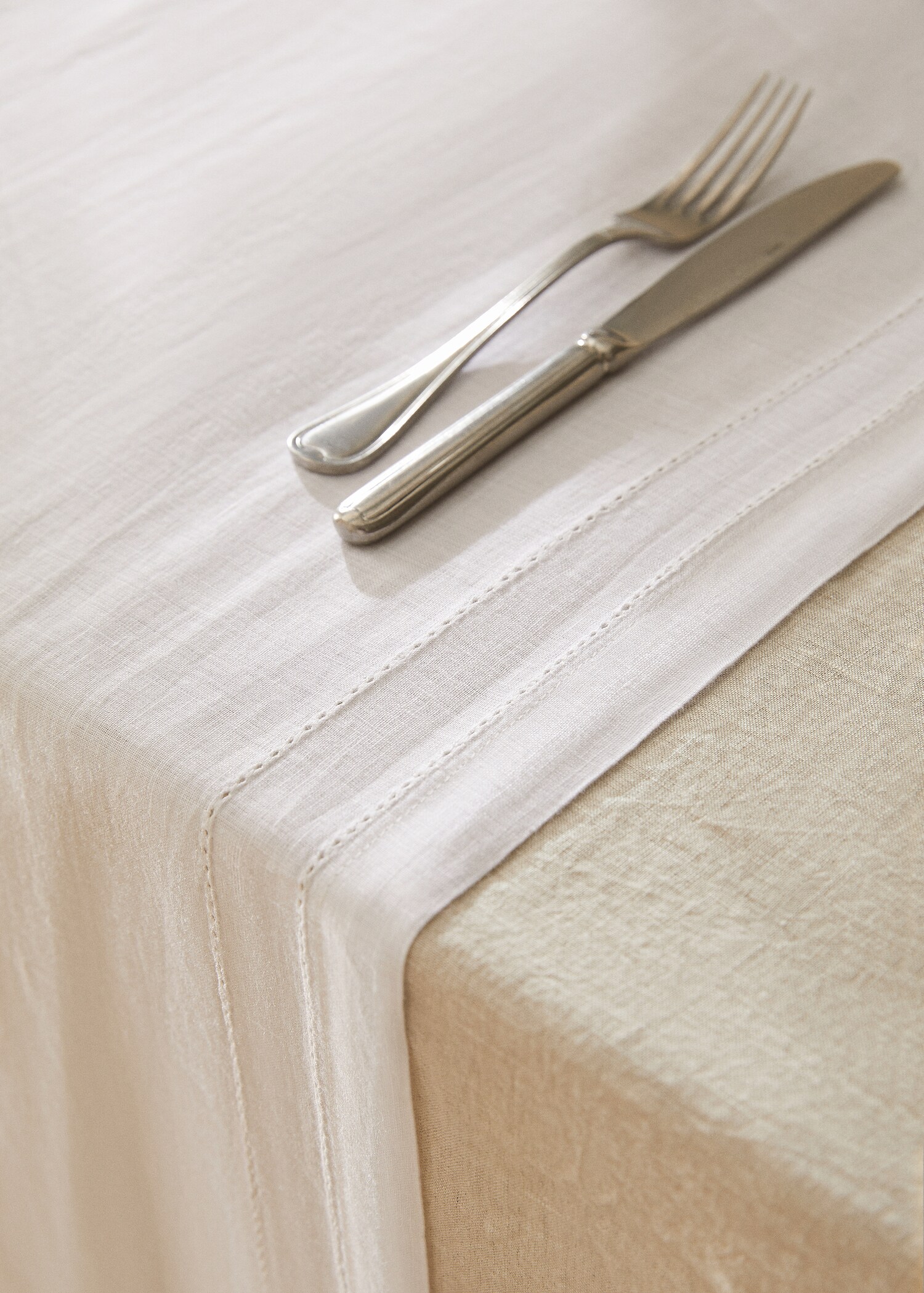 100% linen table runner with seam detail - Details of the article 7