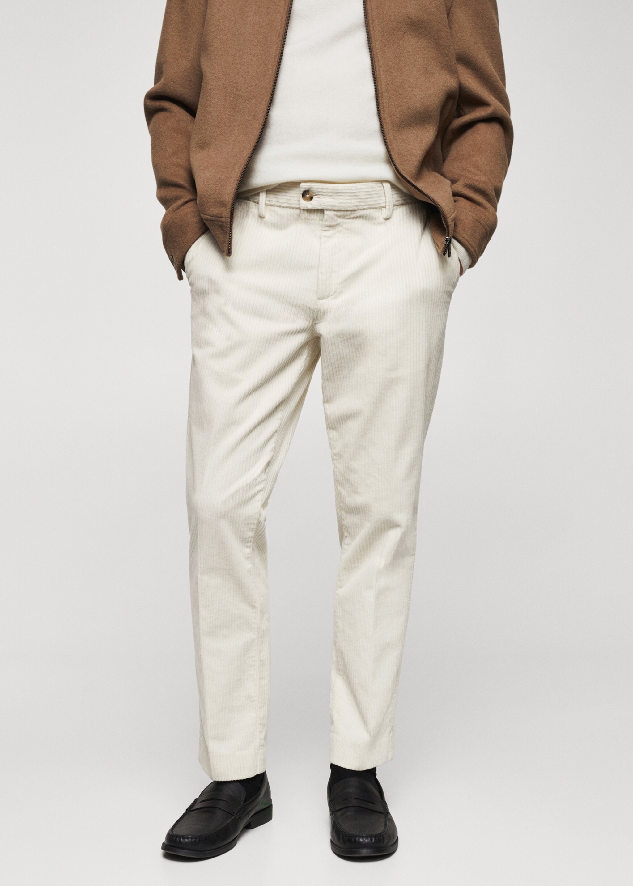 Pantalon slim fit en velours côtelé - Plan moyen