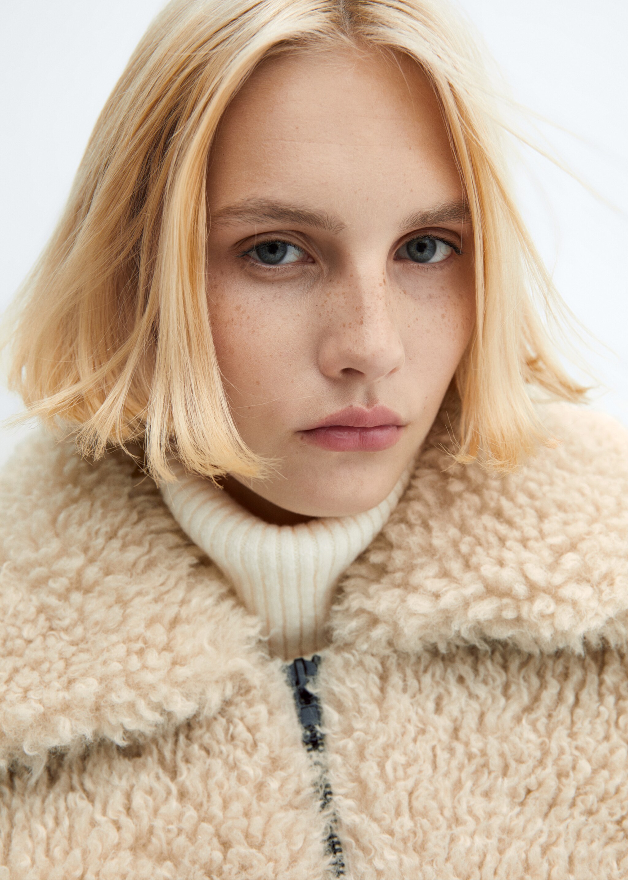 Fur-effect bomber jacket - Details of the article 1