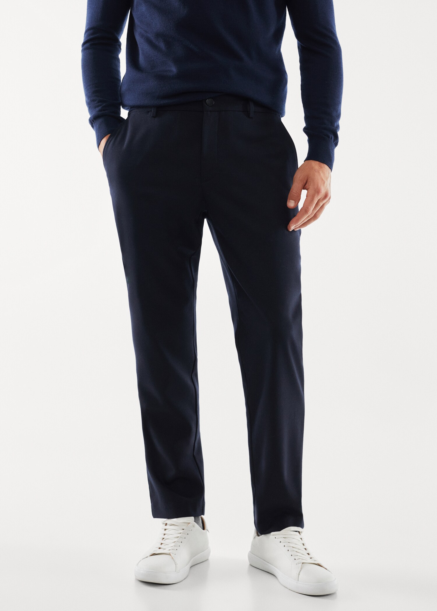 Pantaloni slim fit din țesătură tehnică - Plan mediu