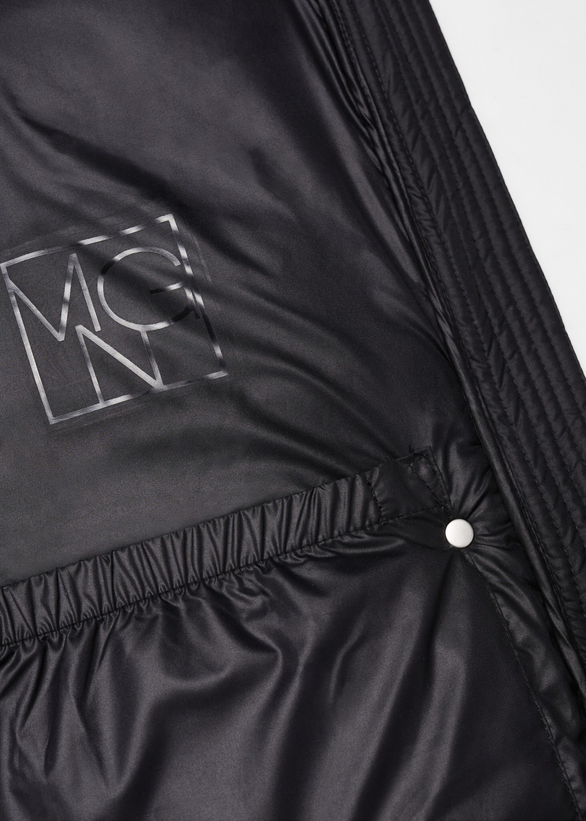 Hooded water-repellent quilted jacket - Details of the article 8, Black. Ref: 57069079-00.