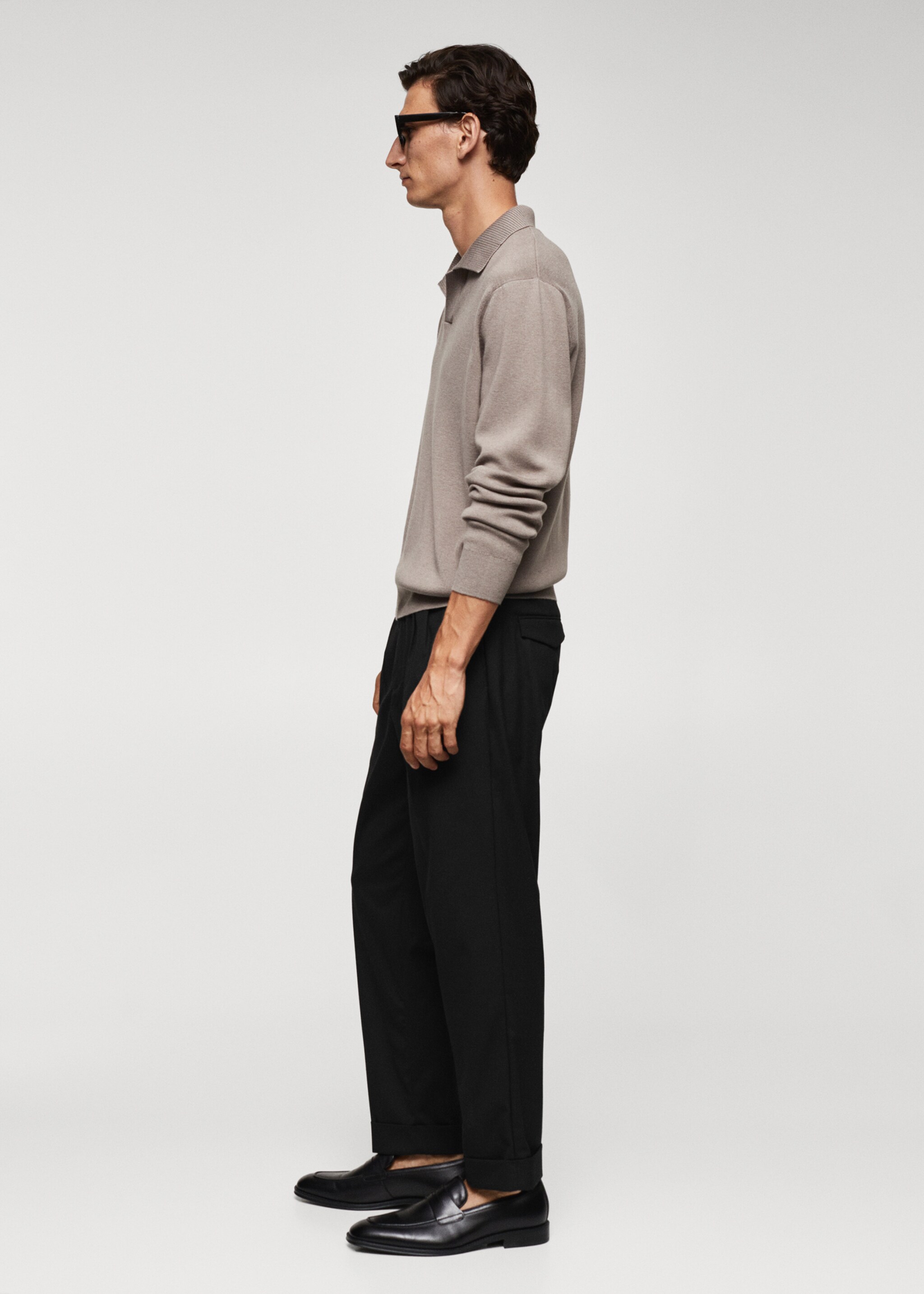 Pleated trousers under cuff - Details of the article 2