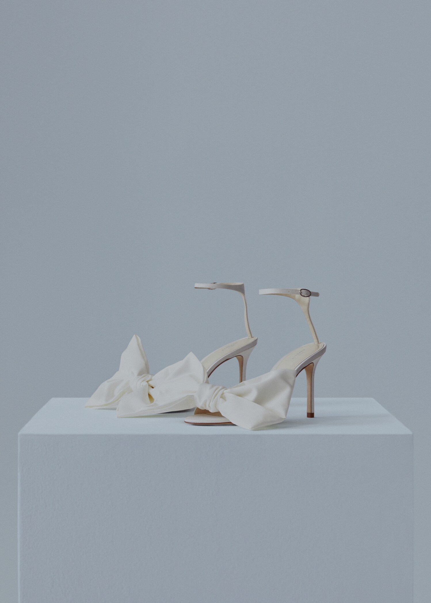 Satin-finish sandals with bow - Medium plane