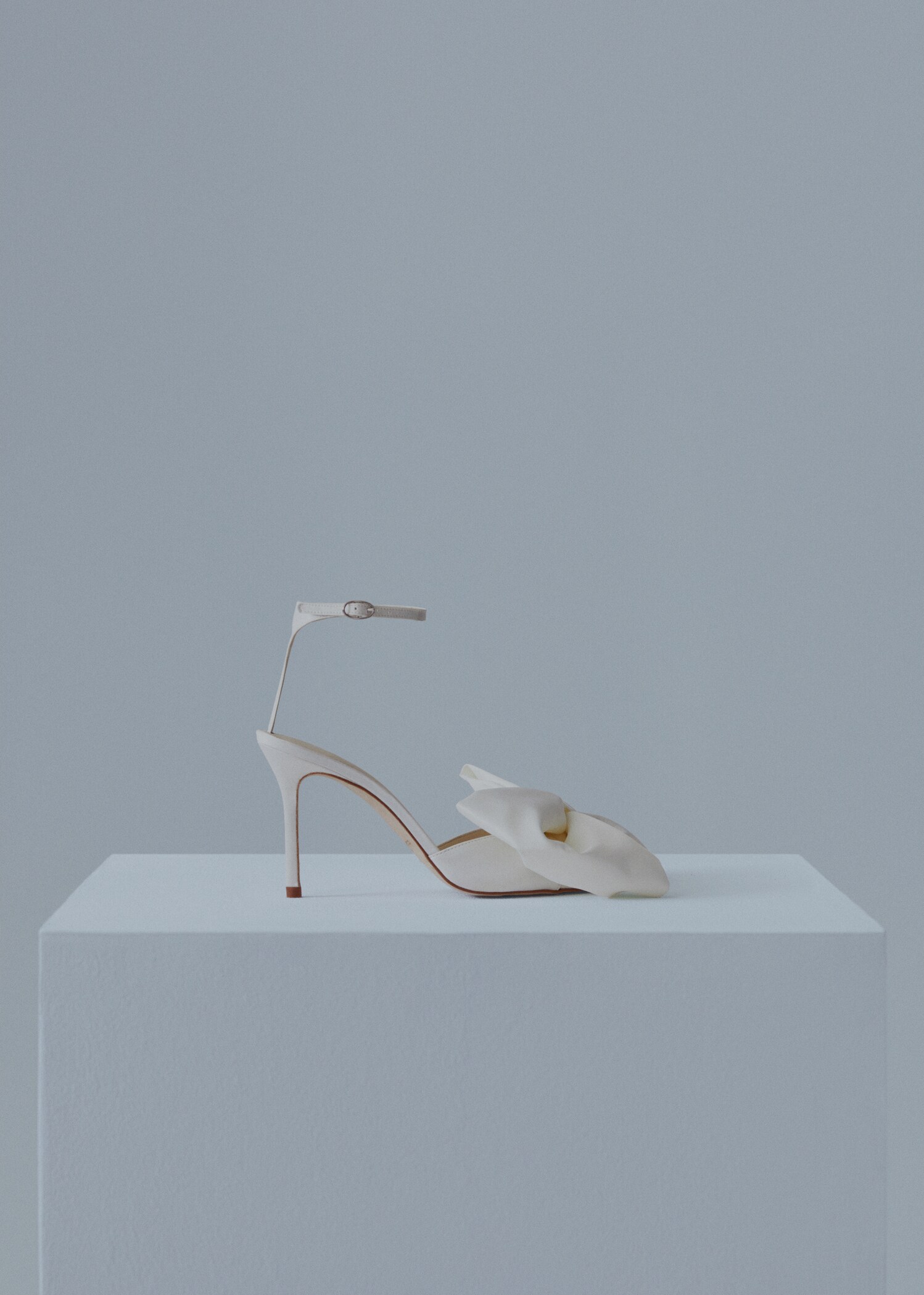 Satin-finish sandals with bow - Article without model