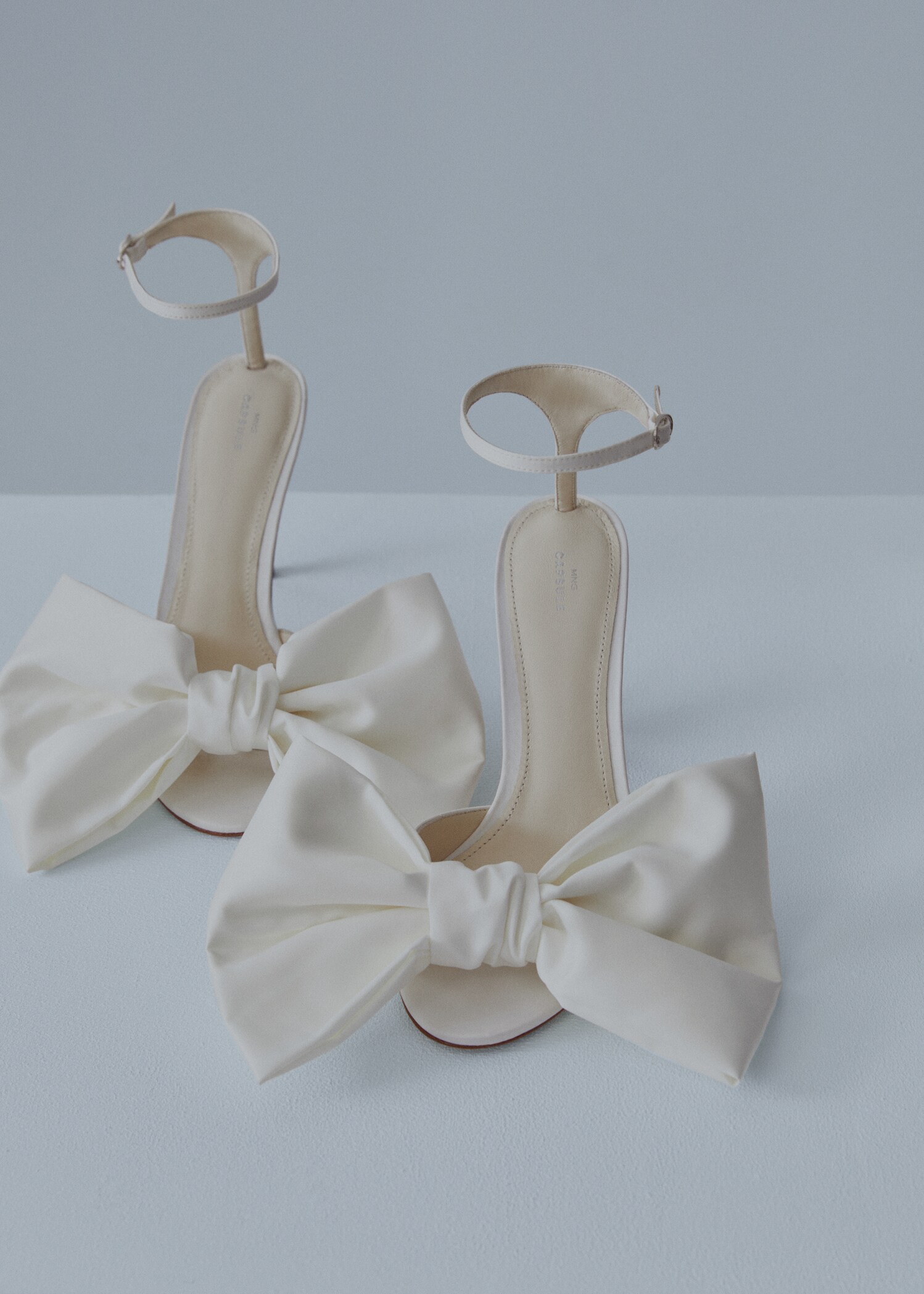 Satin-finish sandals with bow - Details of the article 3