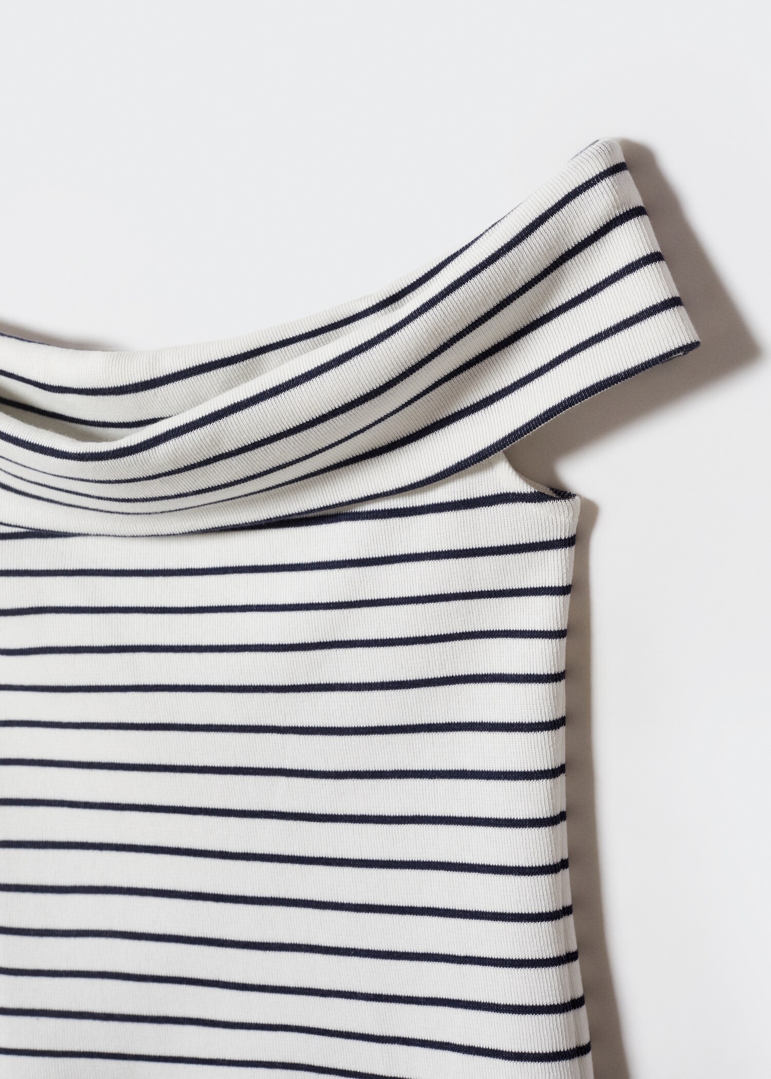 Off-shoulder top - Details of the article 8