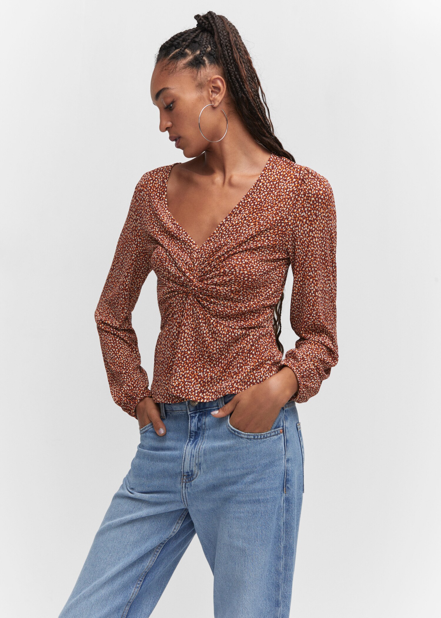 Gemusterte Bluse mit Knoten - Mittlere Ansicht