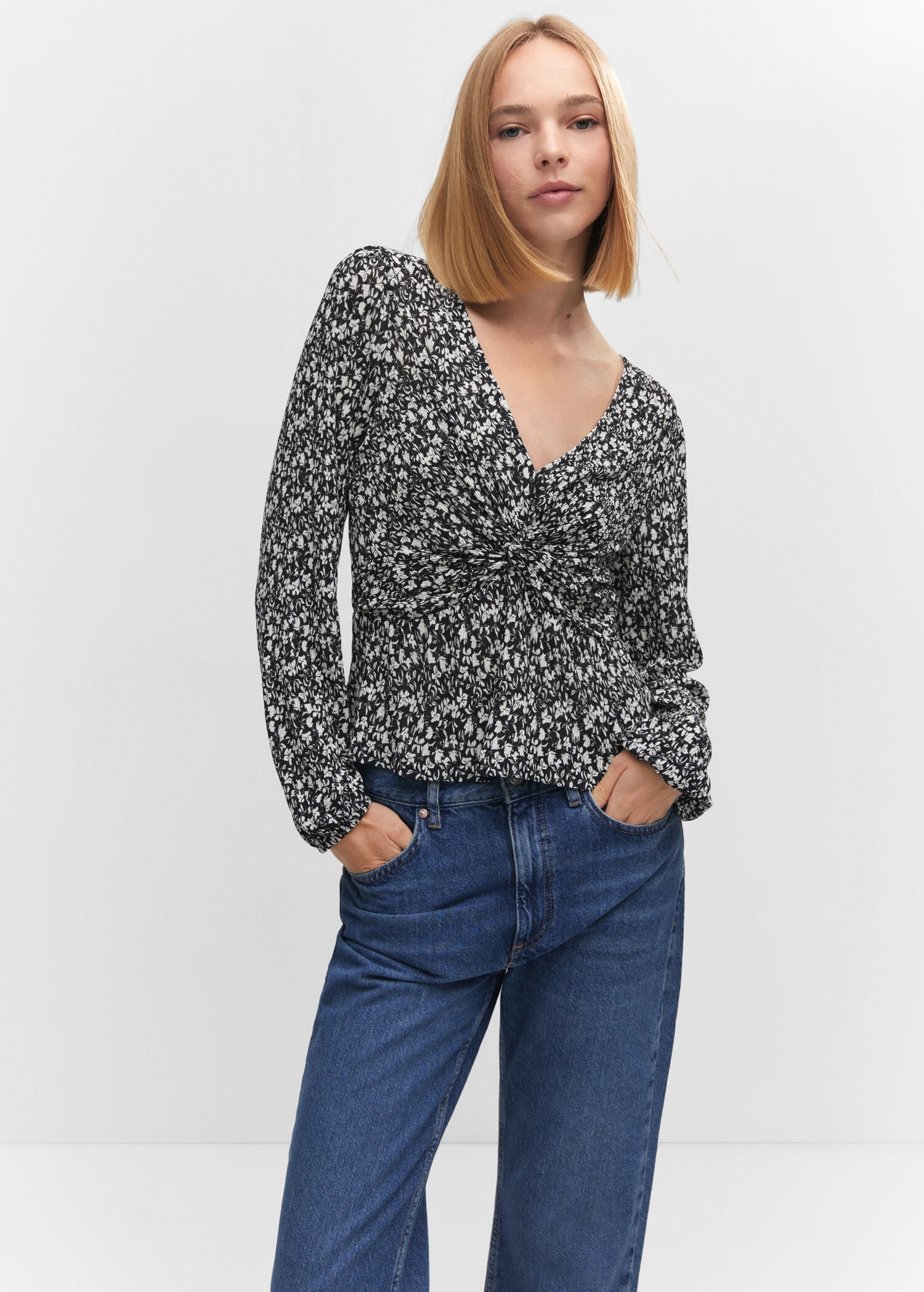 Gemusterte Bluse mit Knoten - Mittlere Ansicht