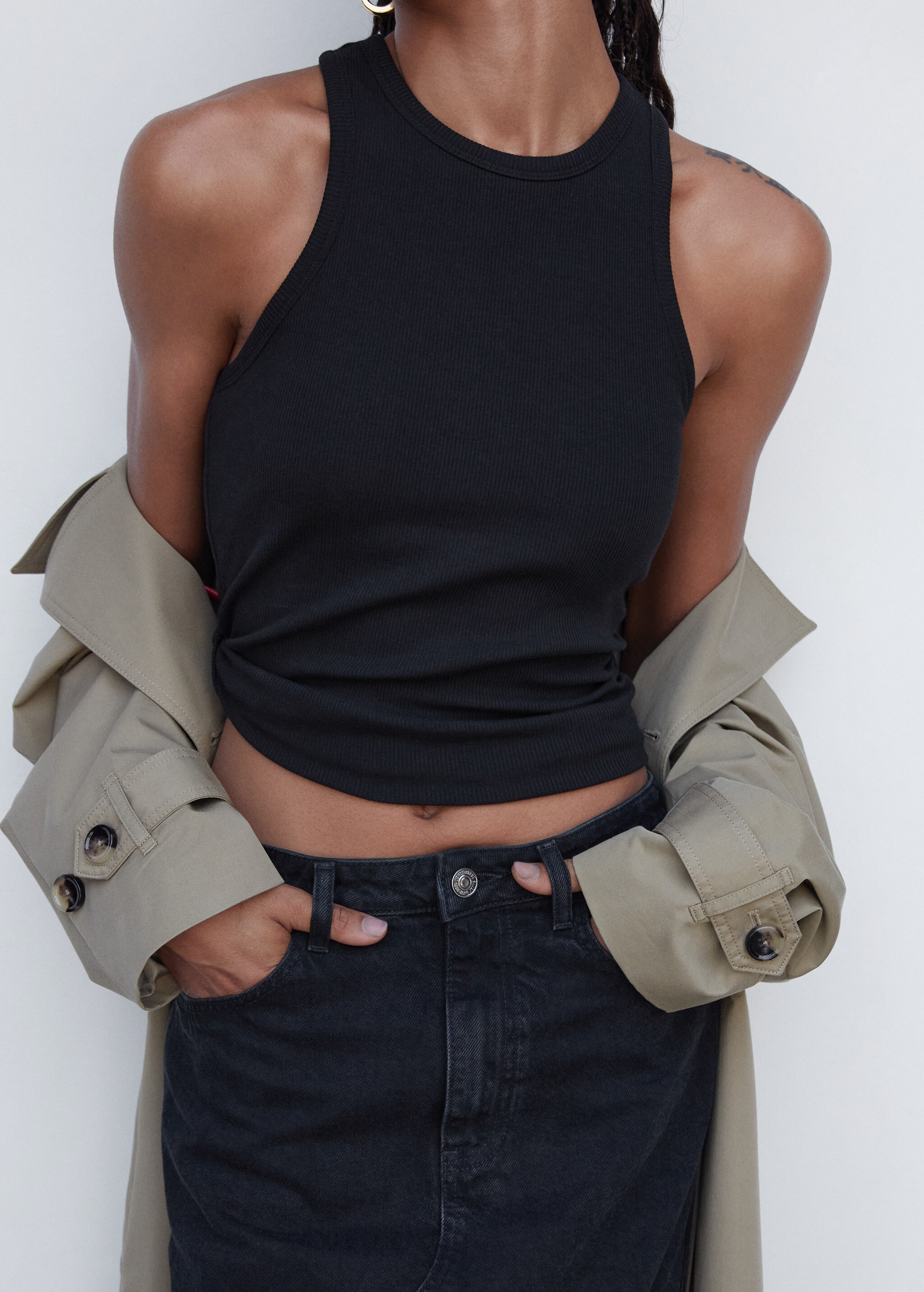 Halter top with low-cut back - Details of the article 6
