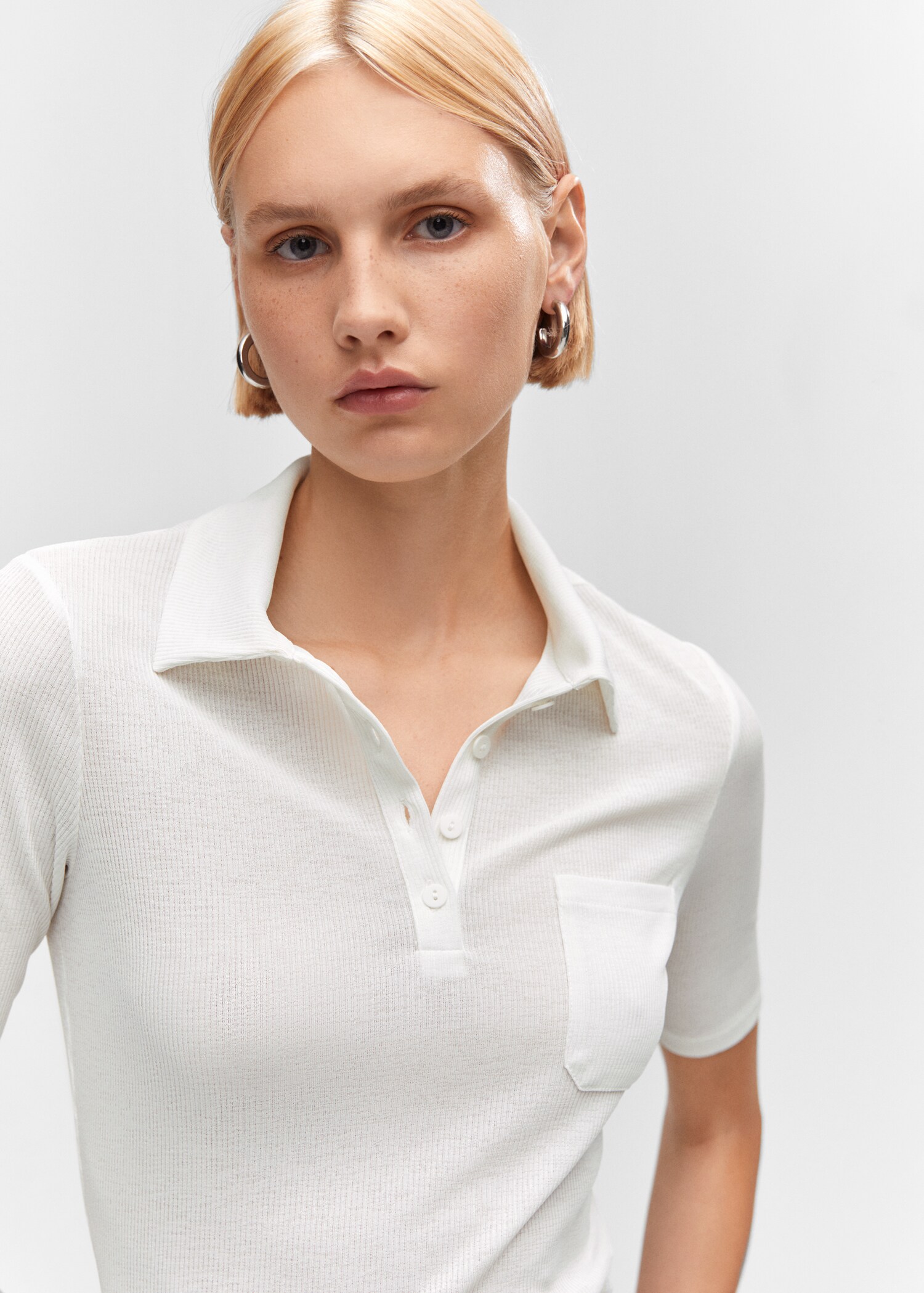 Short-sleeved polo shirt with buttons - Details of the article 1