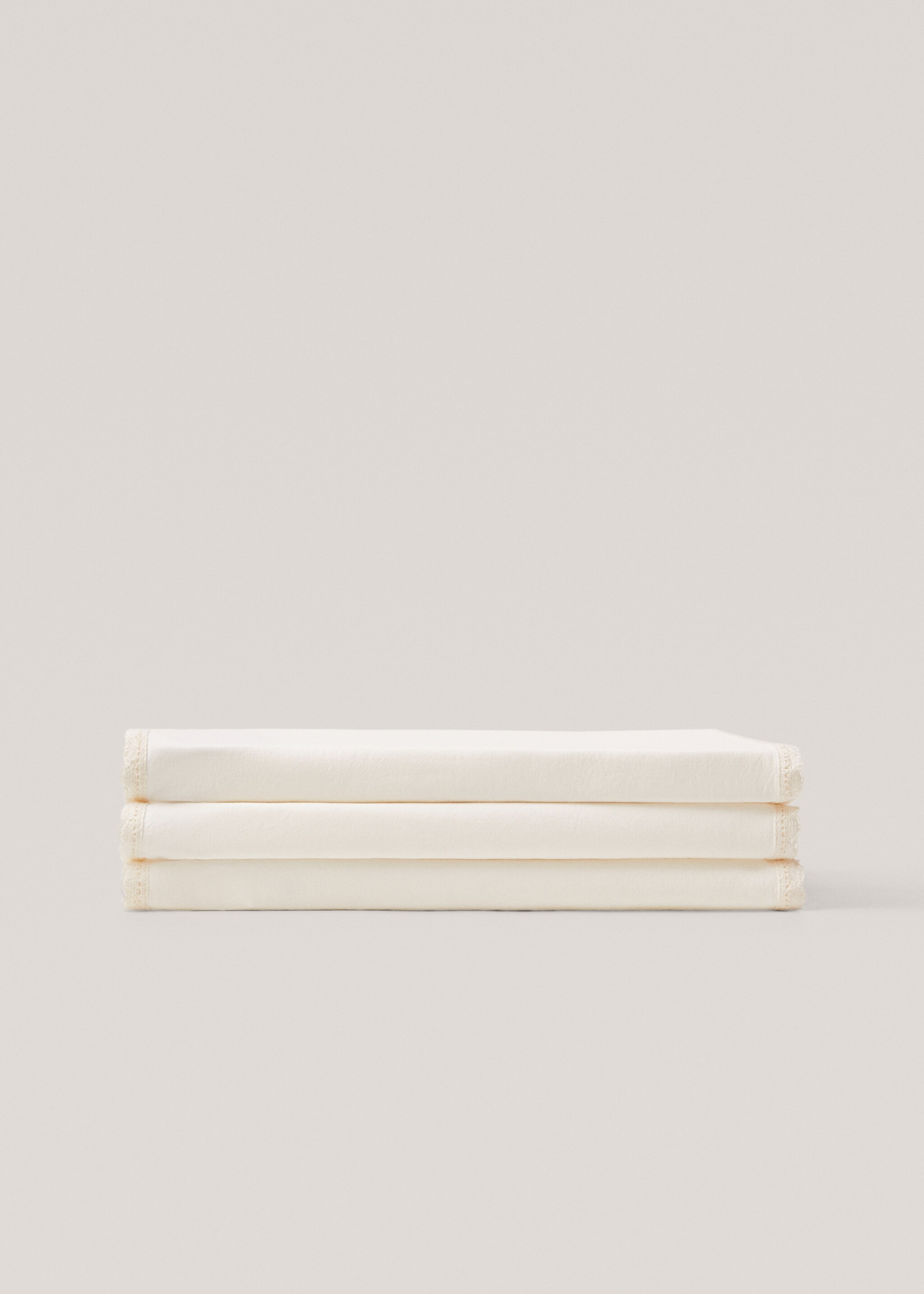 Table runner with lace trim - Article without model