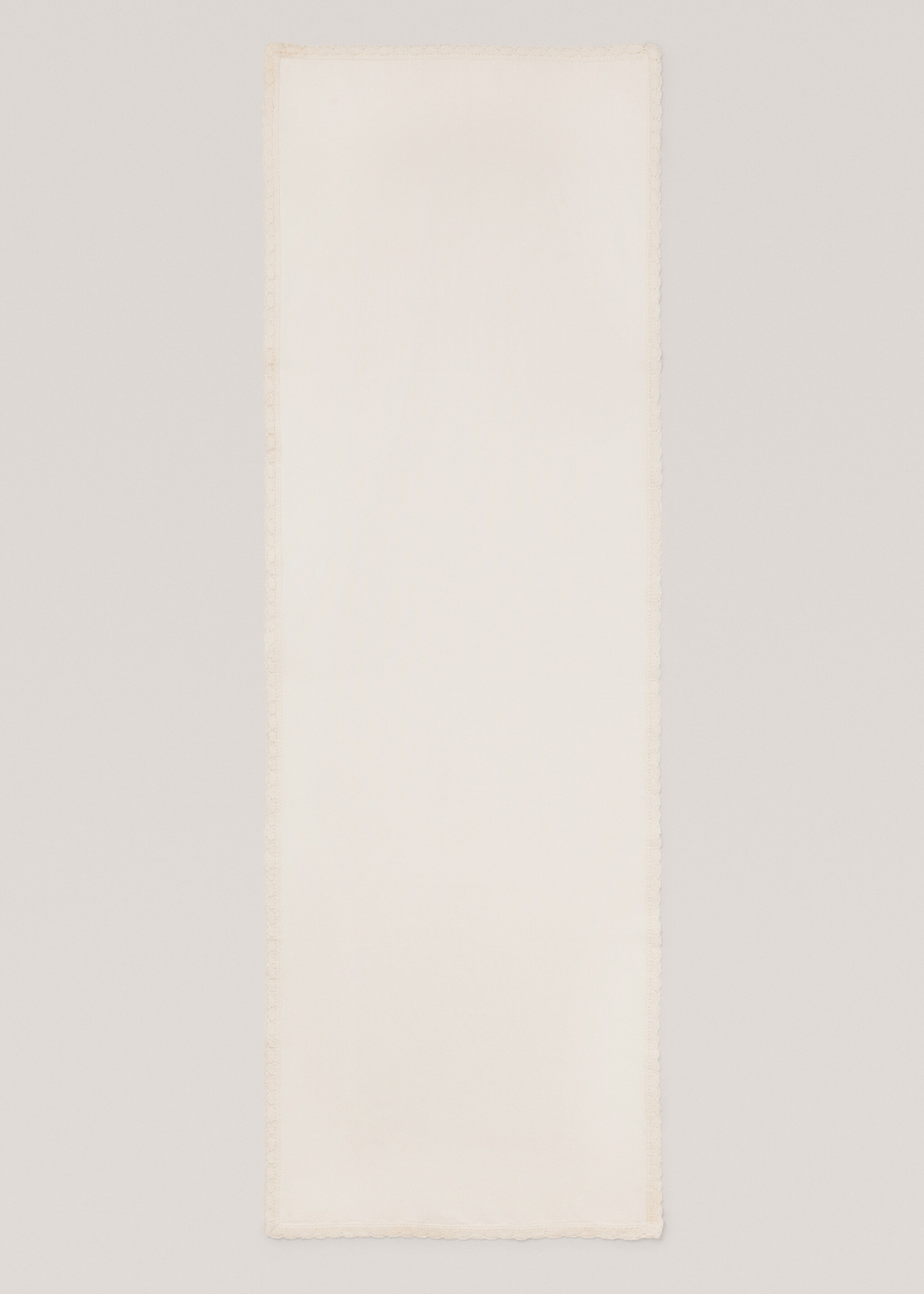 Table runner with lace trim - Details of the article 2