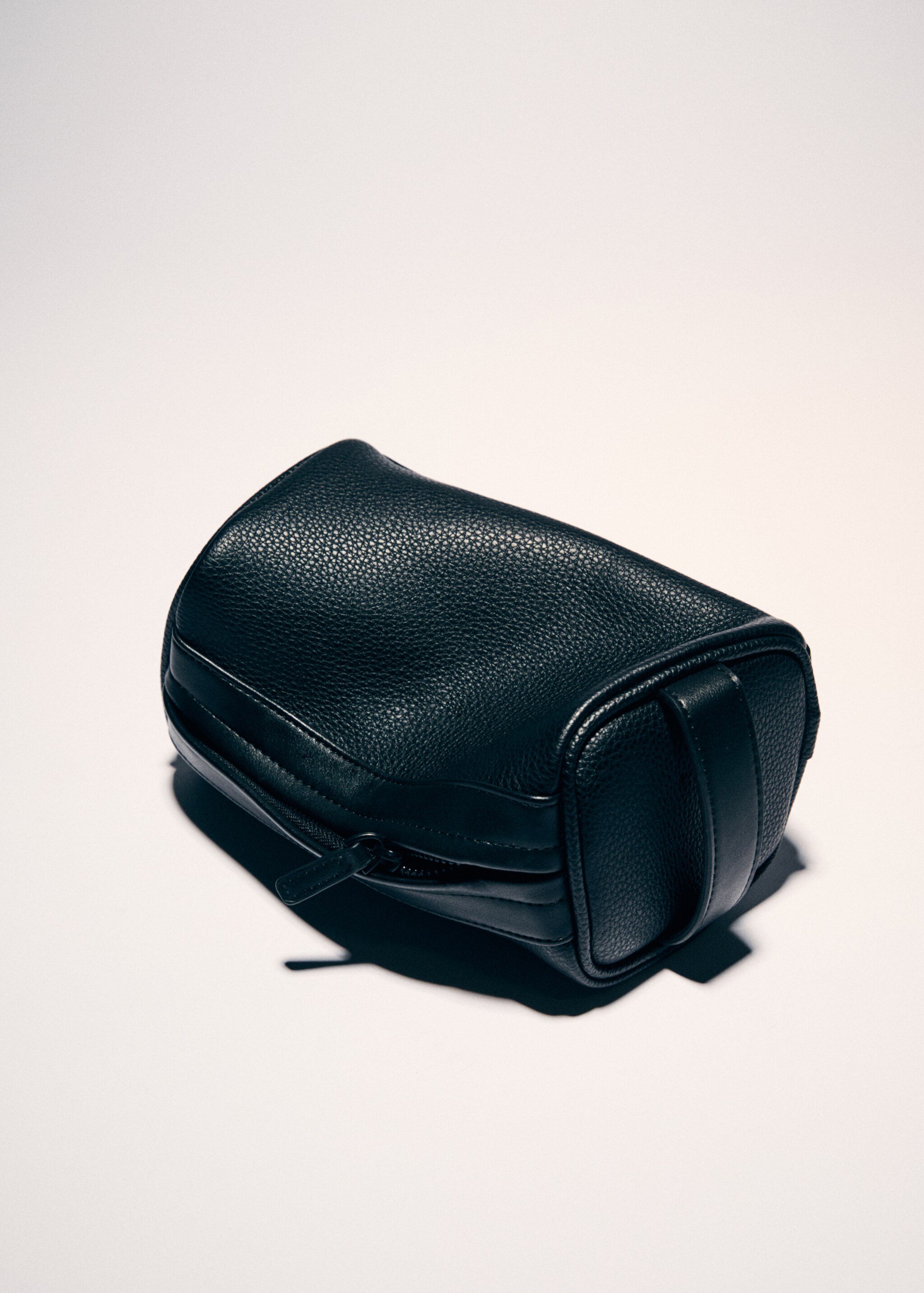 Kosmetiktasche mit graviertem Leder-Effekt - Detail des Artikels 9, Schwarz. Ref: 57074392-00.