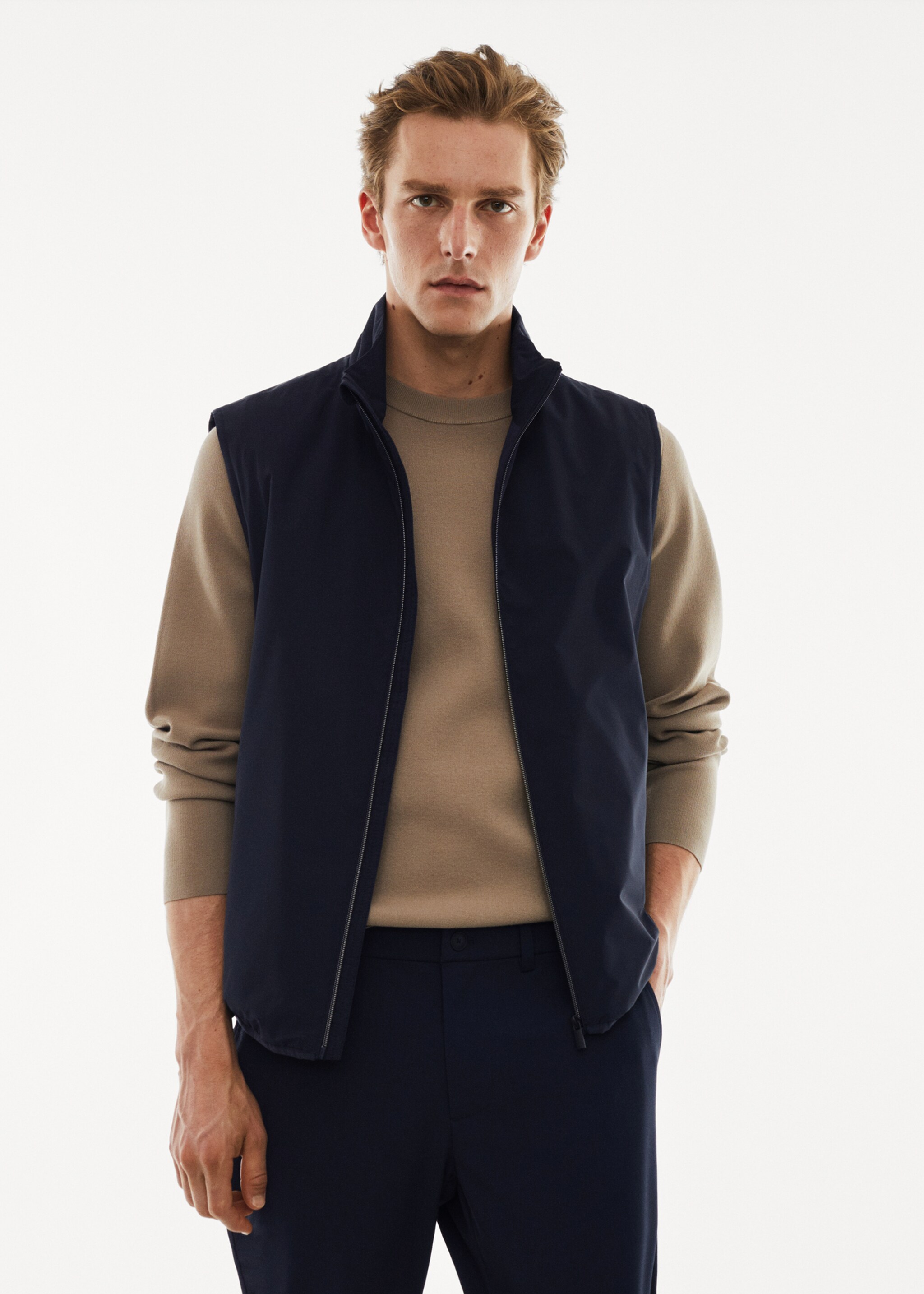 Leichte wasserabweisende Weste - Mittlere Ansicht, Marineblau. Ref: 57074756-00.