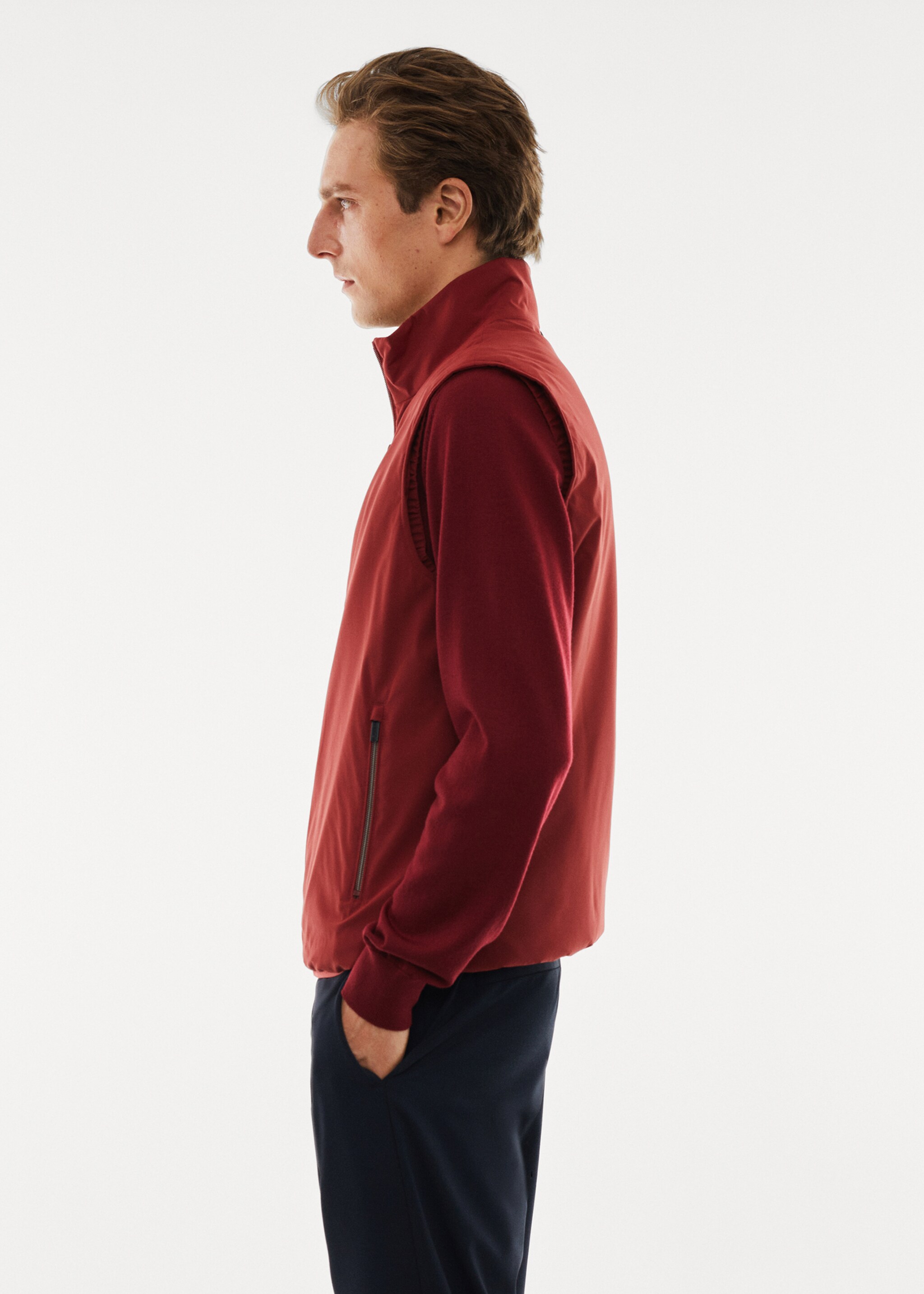 Lightweight quilted water-repellent quilted gilet - Details of the article 2, Red. Ref: 57074756-00.