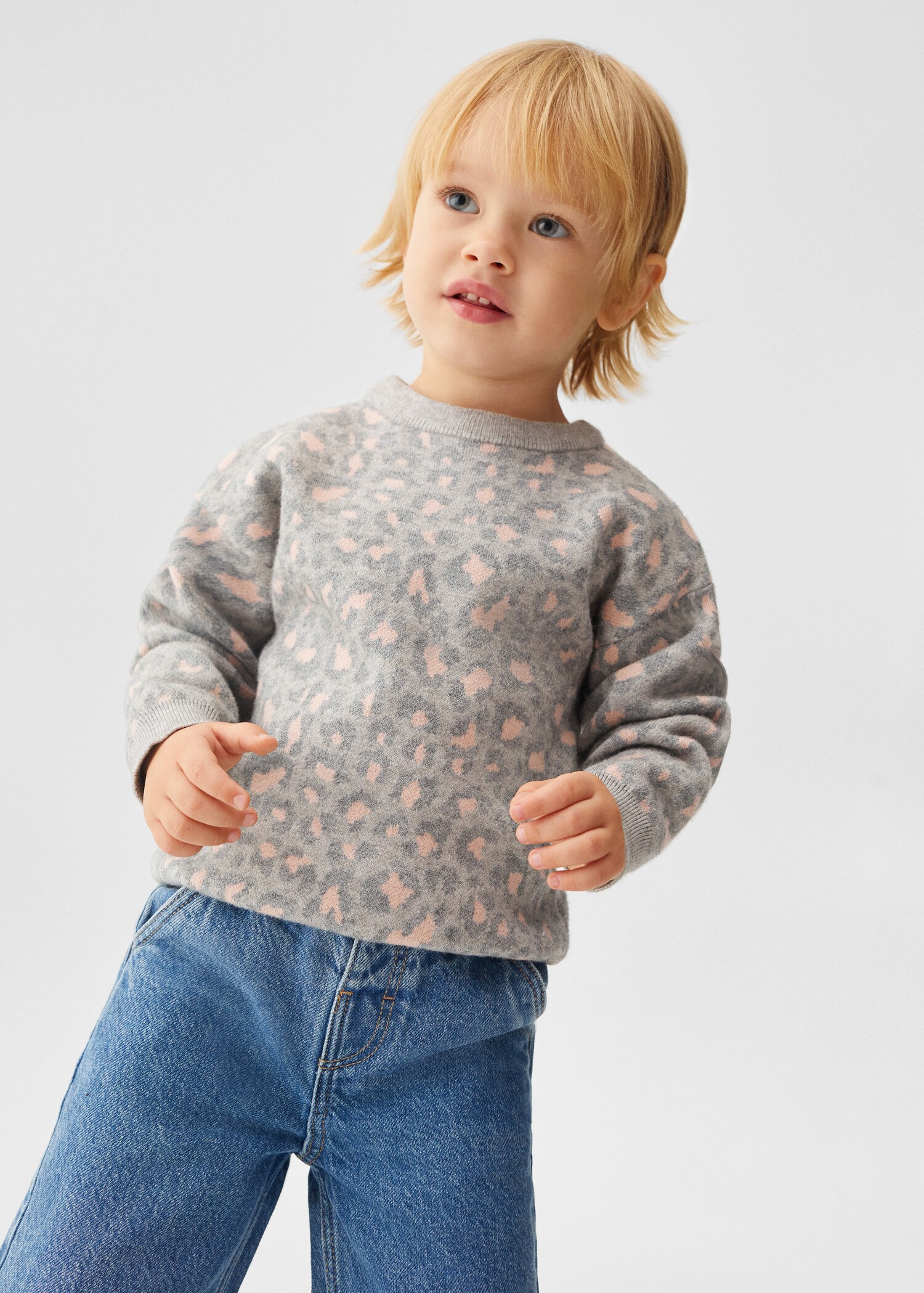 Stickad sweatshirt med tryck - Bild av mittparti