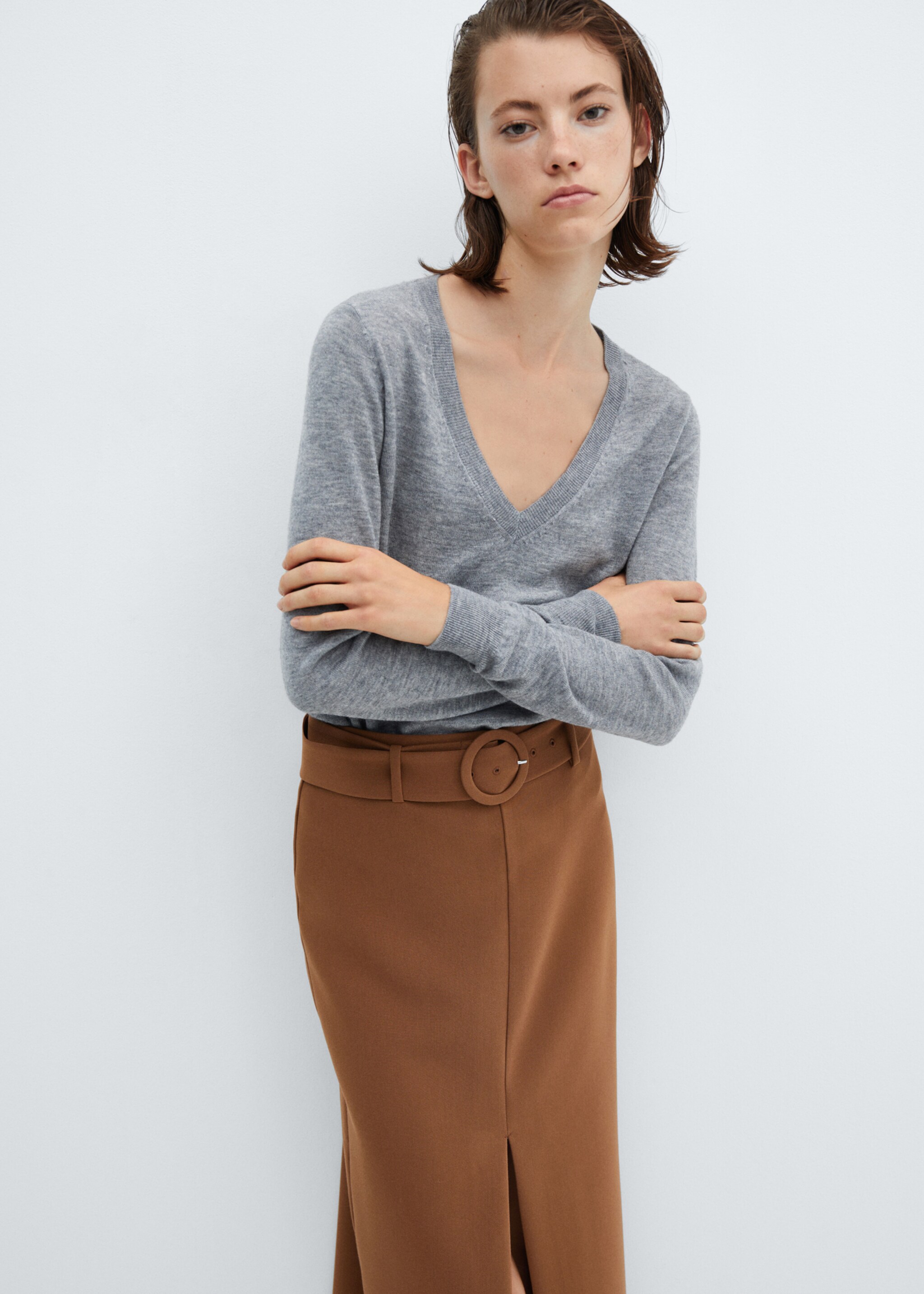 Skirt with slit and belt - Details of the article 1, Medium Brown. Ref: 57075138-00.