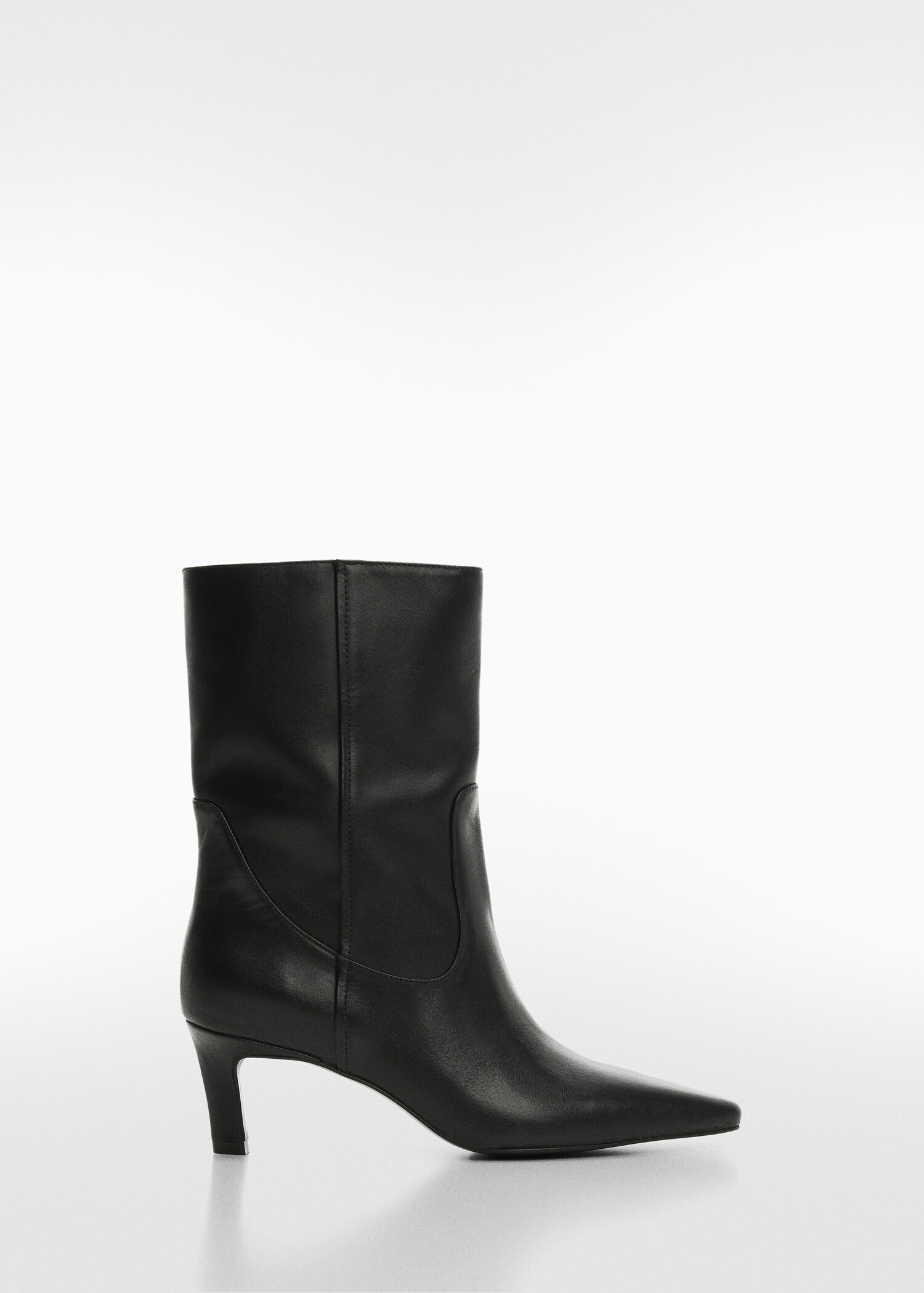 Leather boots with kitten heels - Article without model