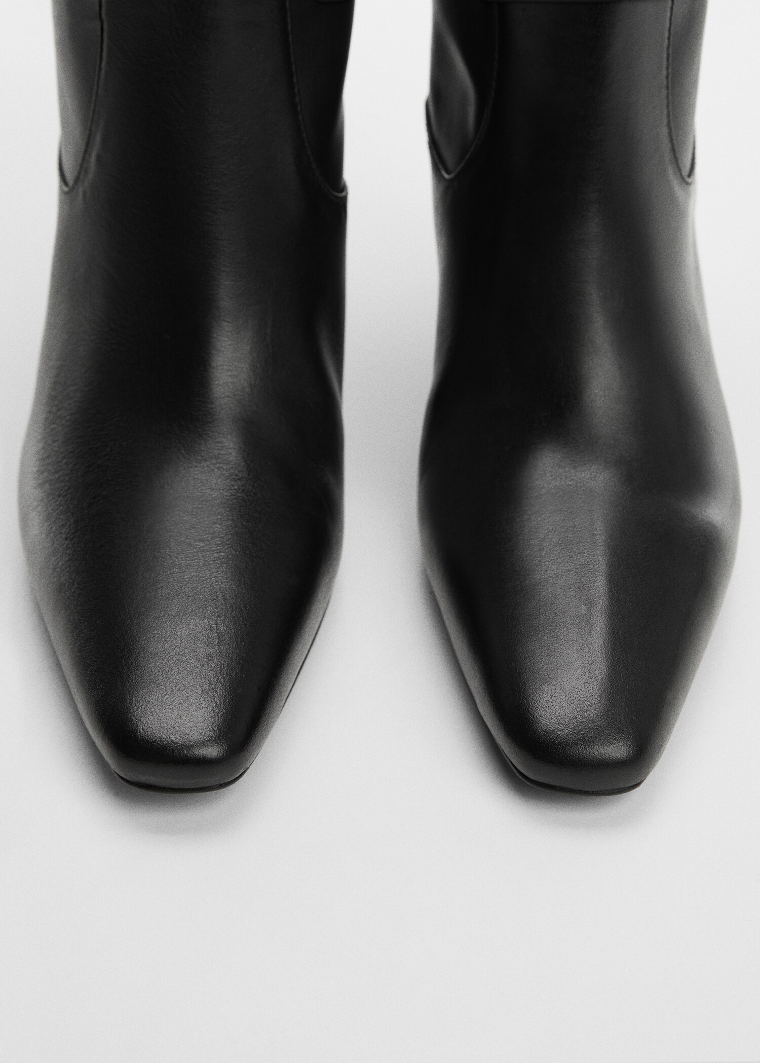 Leather boots with kitten heels - Details of the article 2
