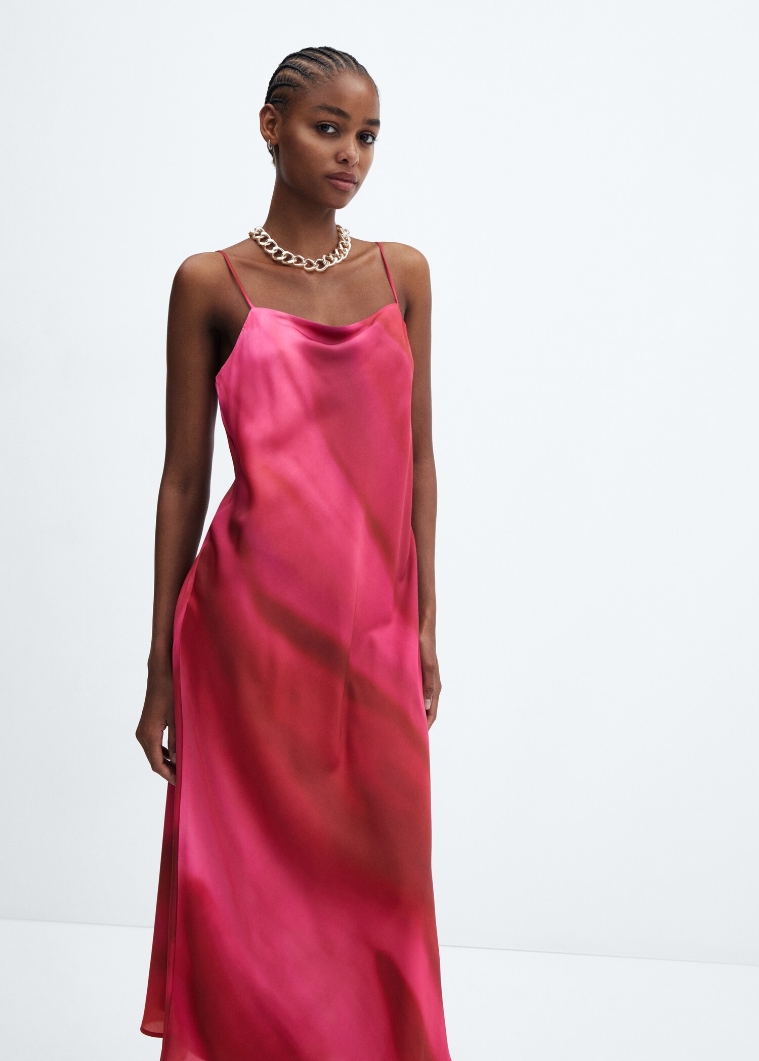 Vestido satinado degradado - Plano medio