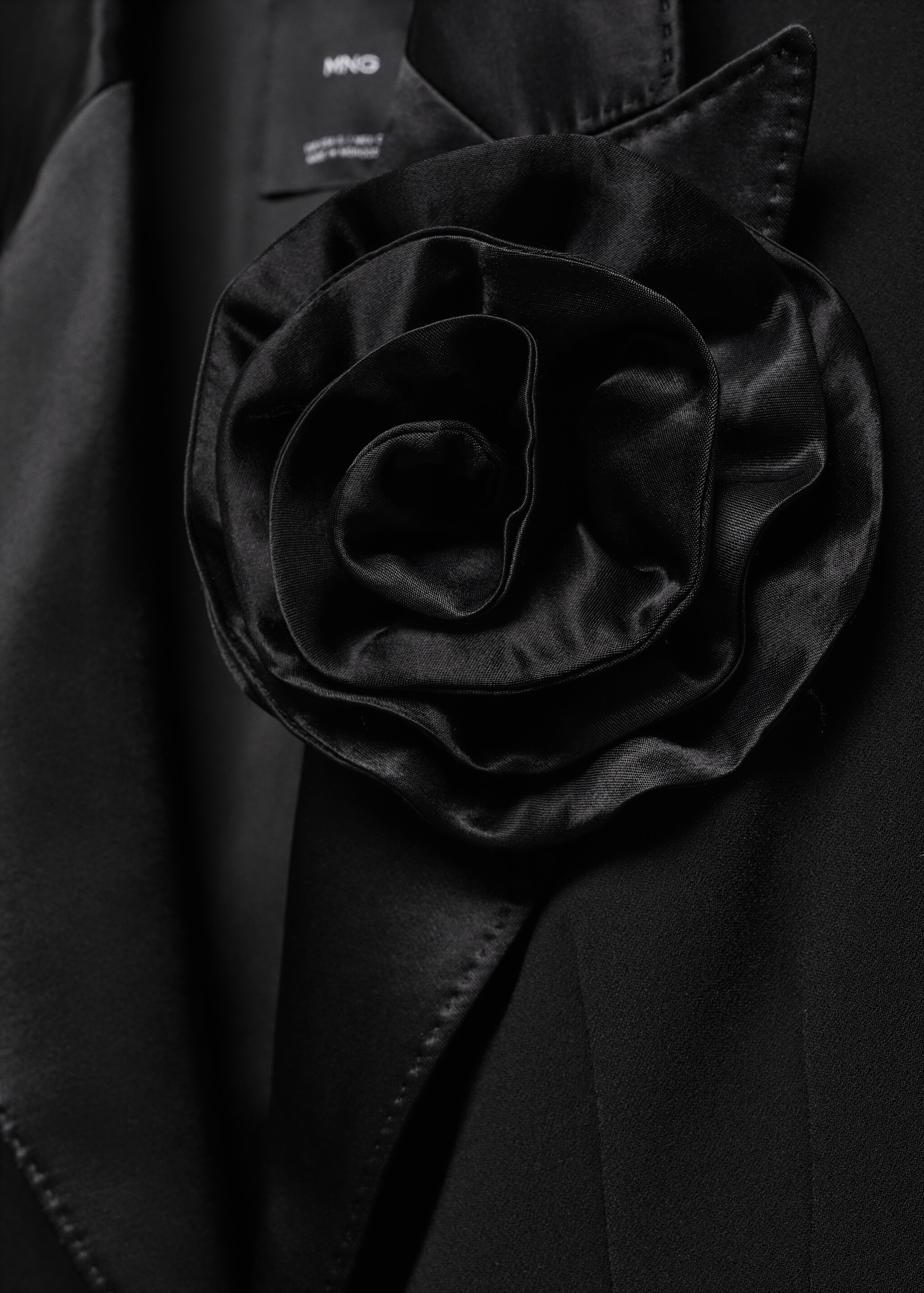 Satin jacket with lapels and maxi-flower  - Details of the article 8