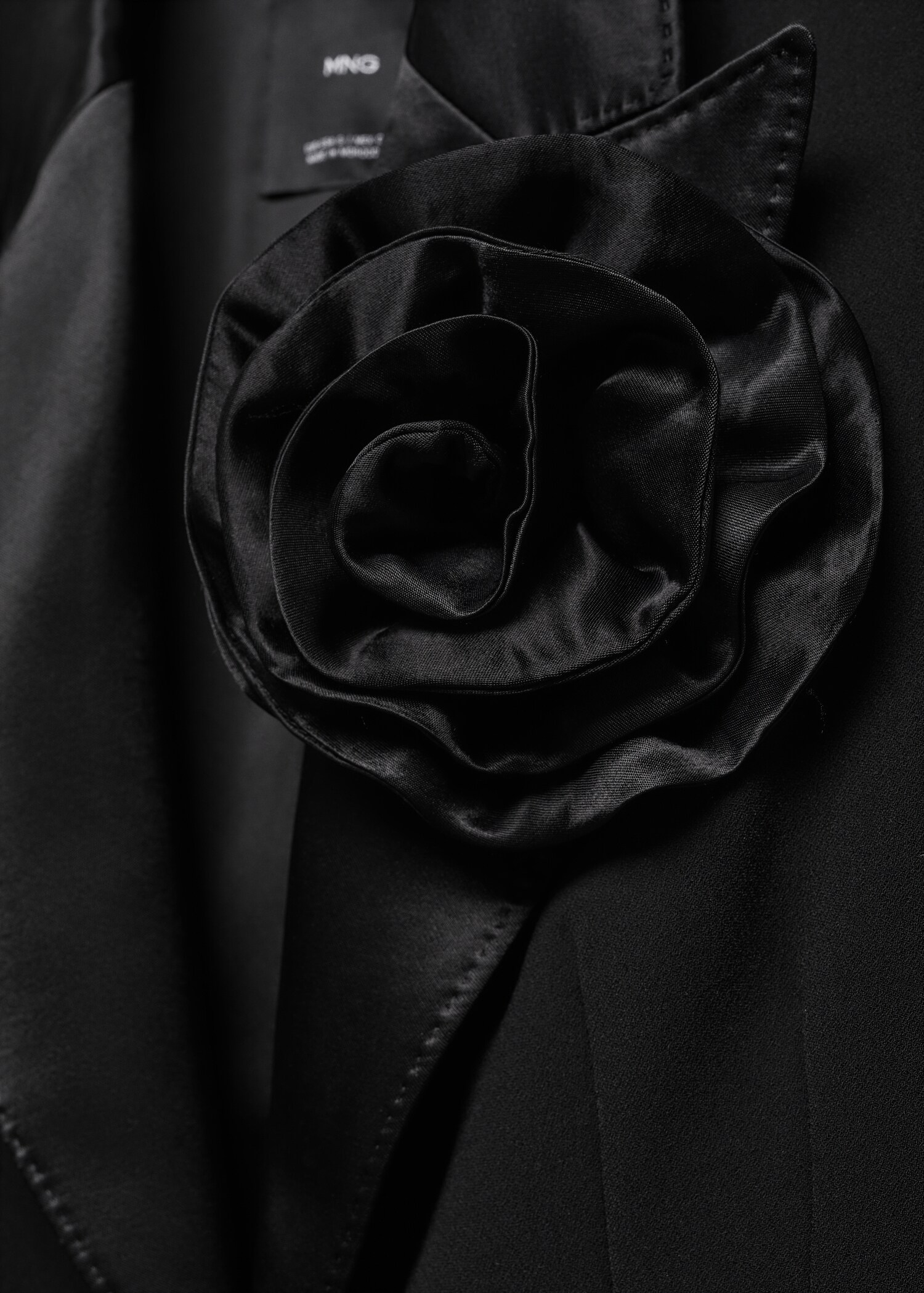 Satin jacket with lapels and maxi-flower - Details of the article 8