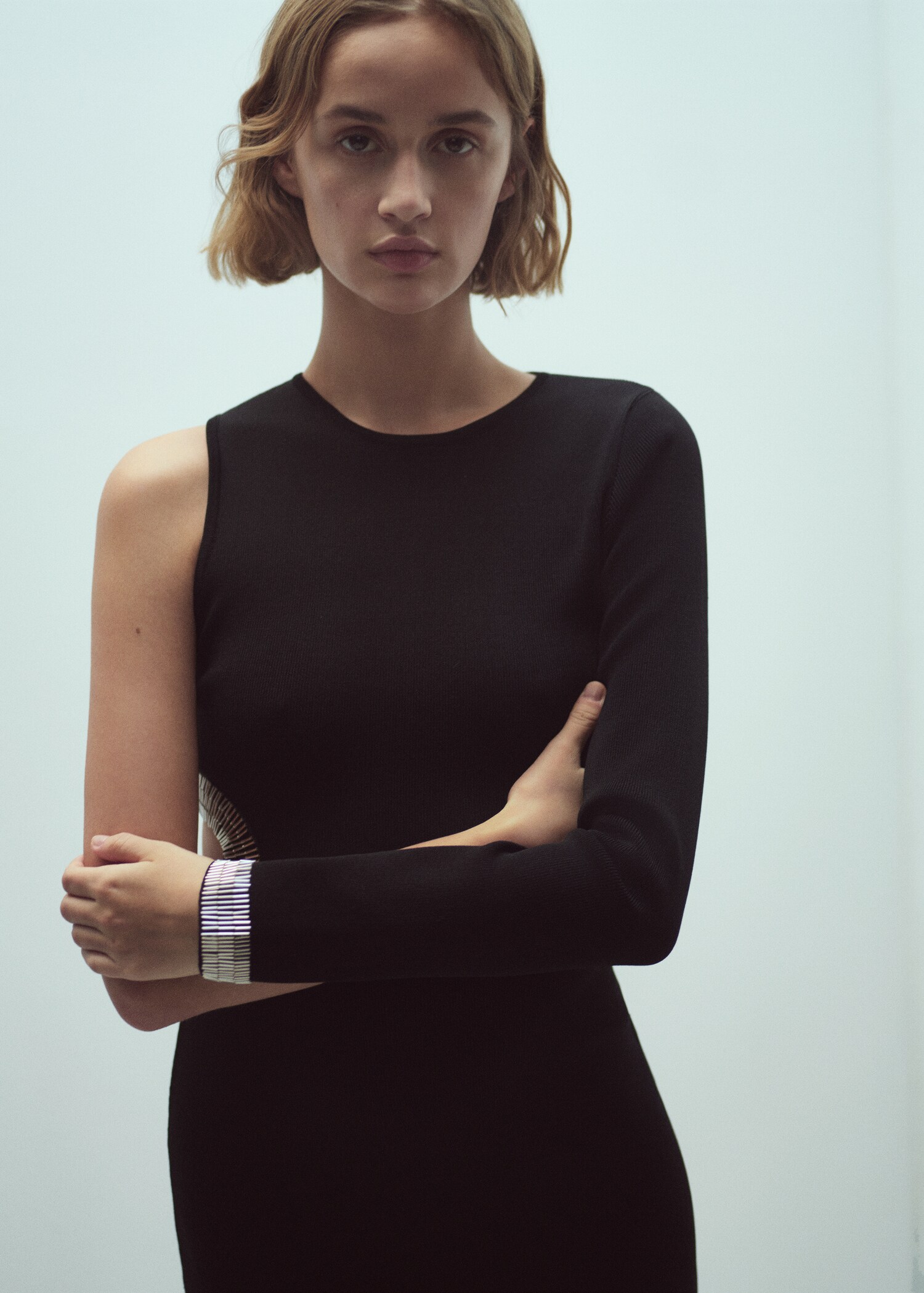 Robe asymétrique ouverture latérale - Plan moyen