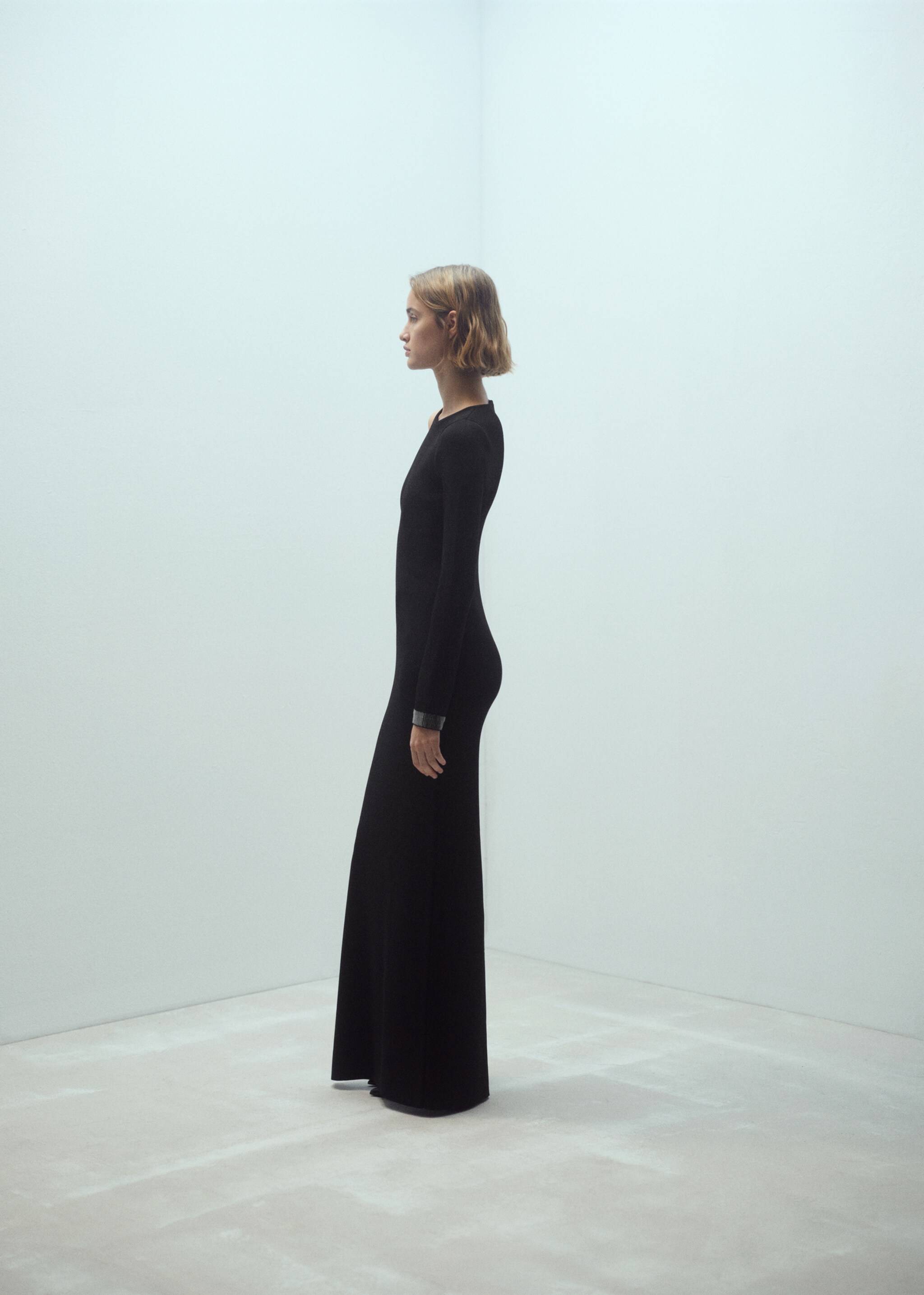 Asymmetrical dress with side slit - Details of the article 2