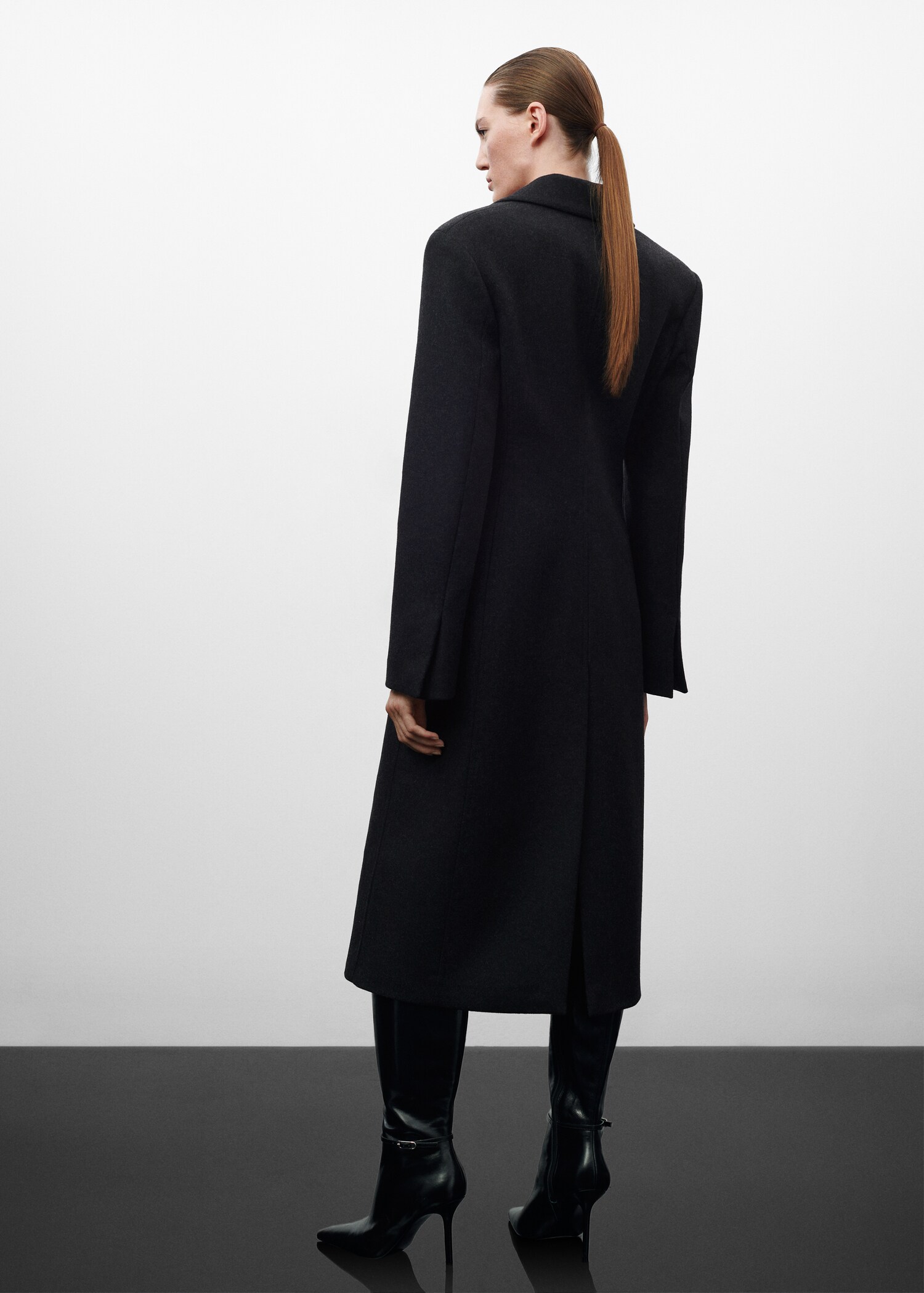 Wool coat with shoulder pads - Reverse of the article
