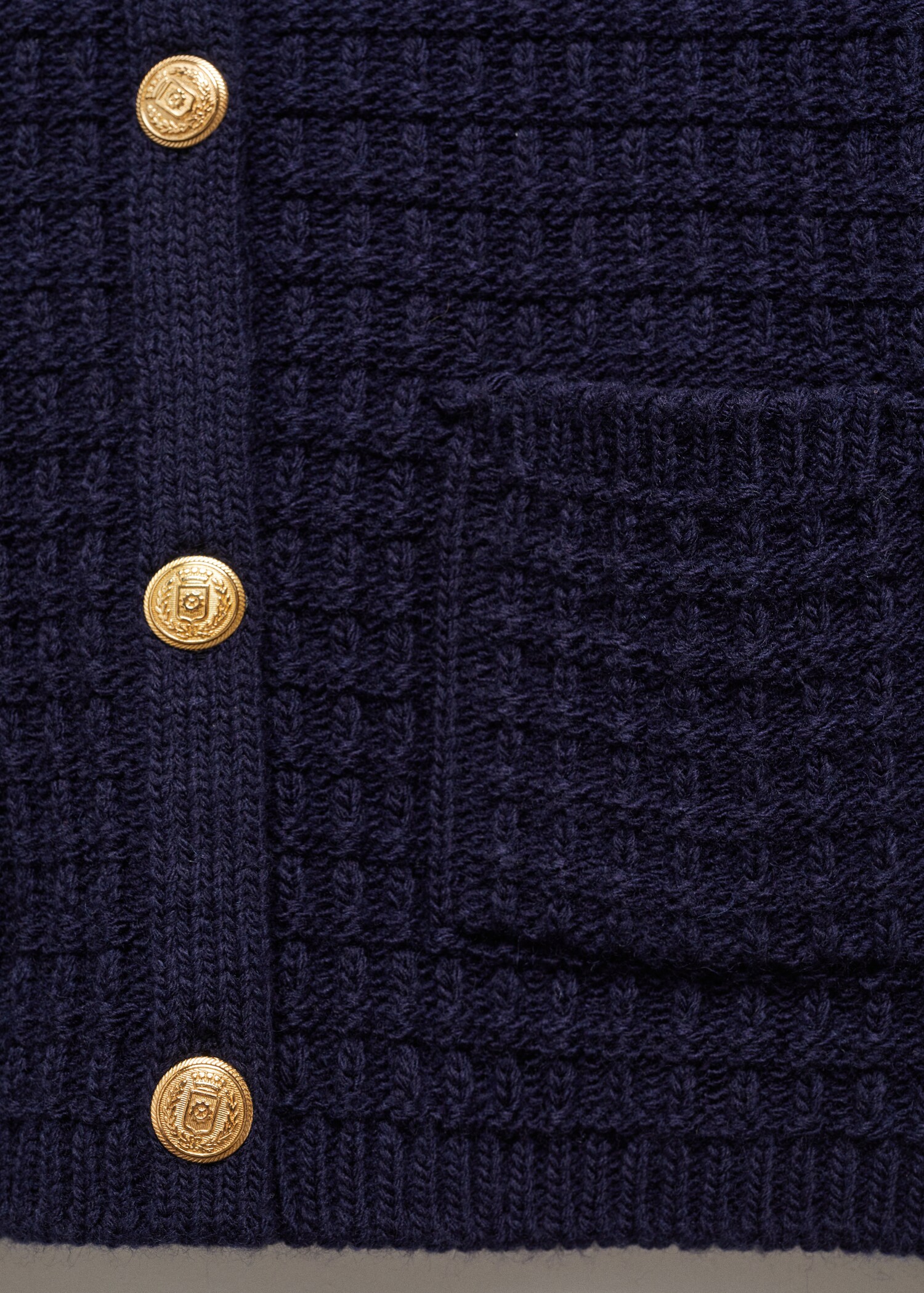 Strickjacke mit Knöpfen - Detail des Artikels 8