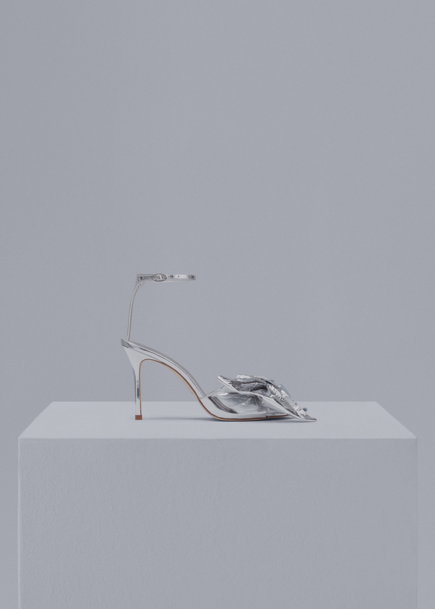 Metallic sandals with bow detail - Article without model