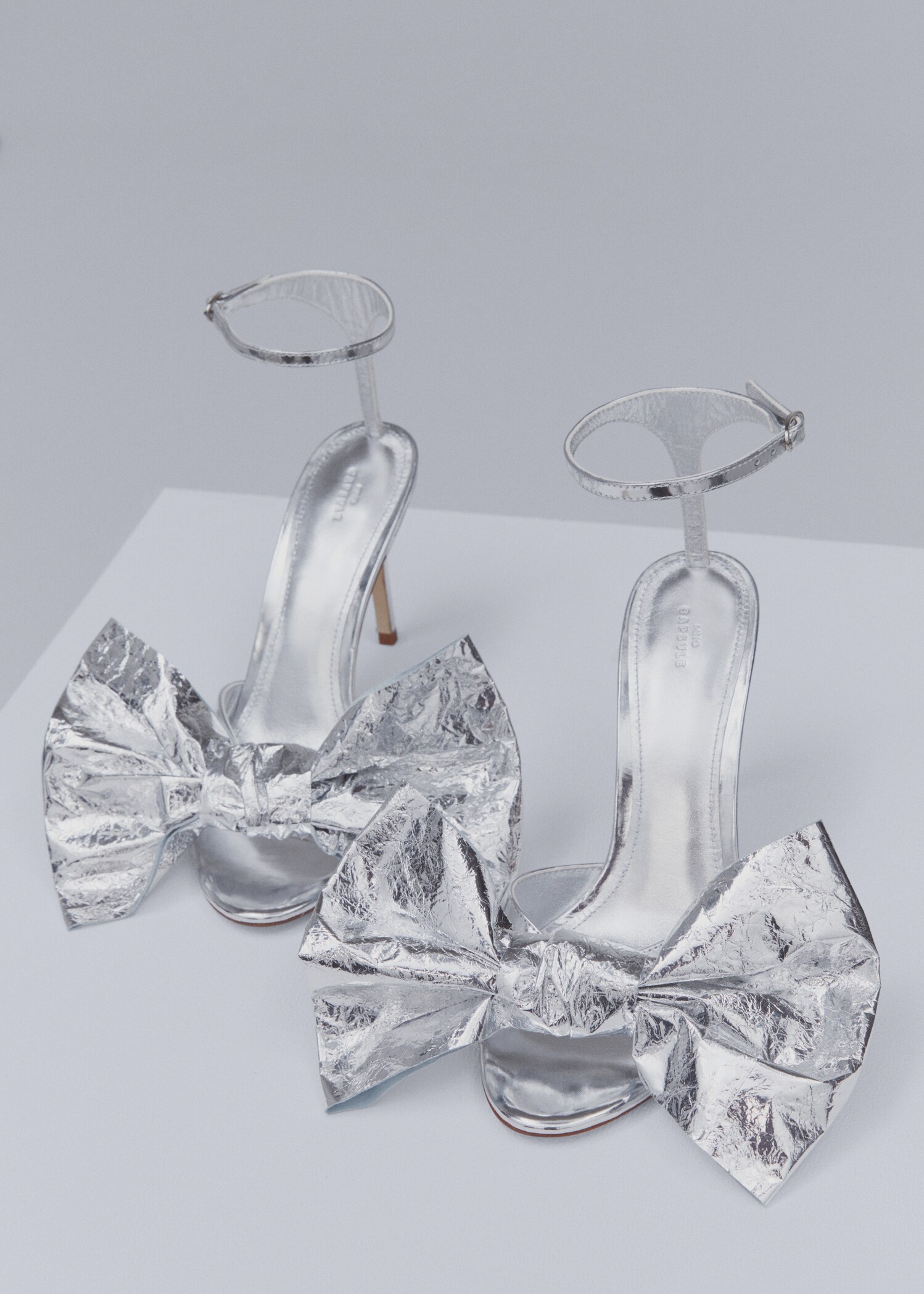 Metallic sandals with bow detail - Details of the article 2