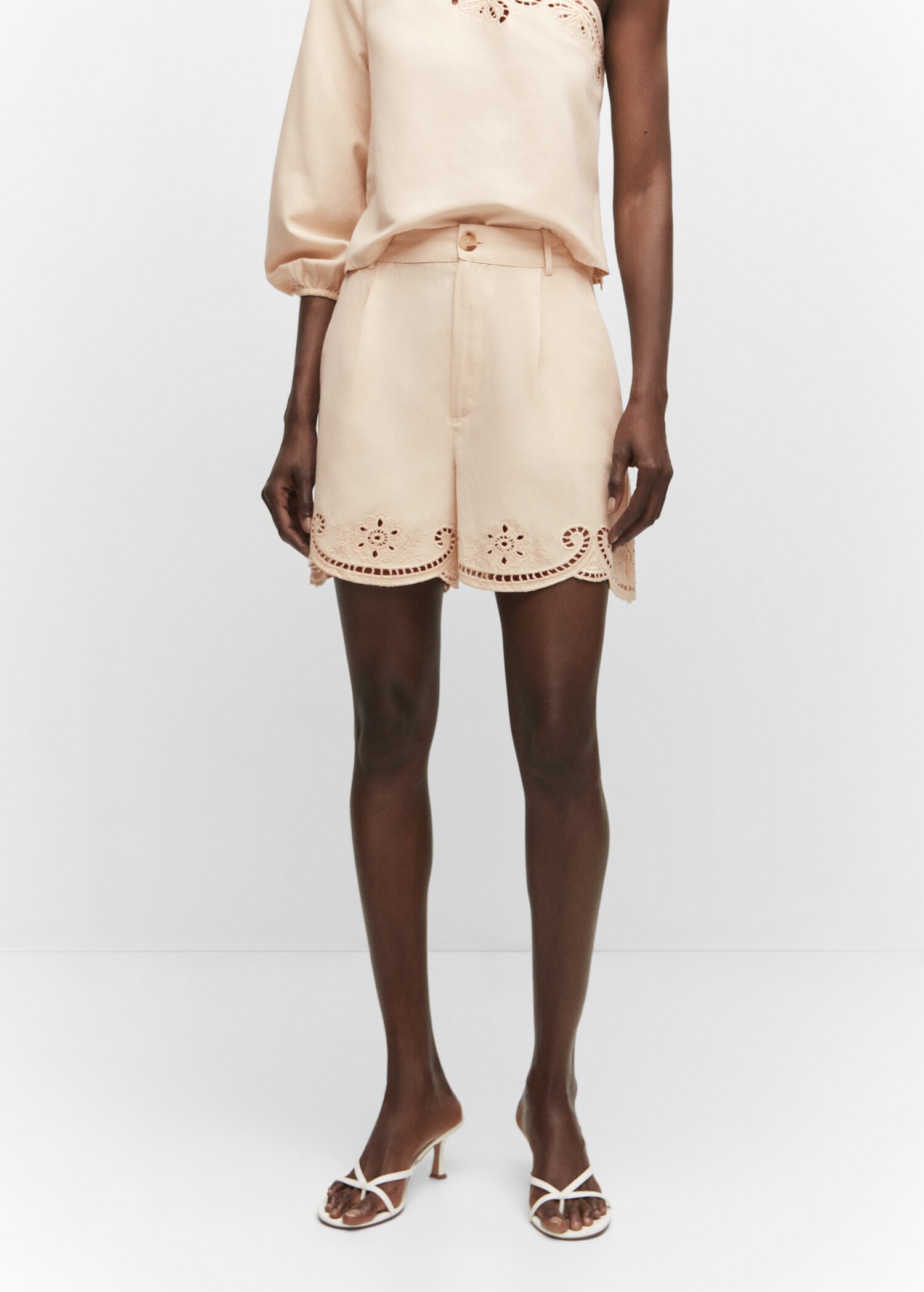 Short détails ajourés broderies - Plan moyen