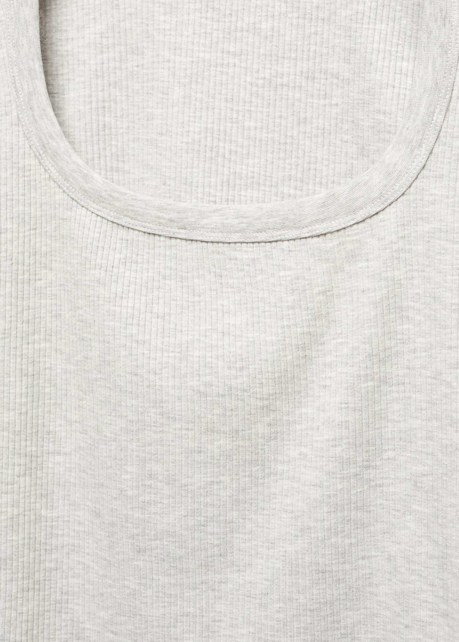 Low neck t-shirt - Details of the article 8