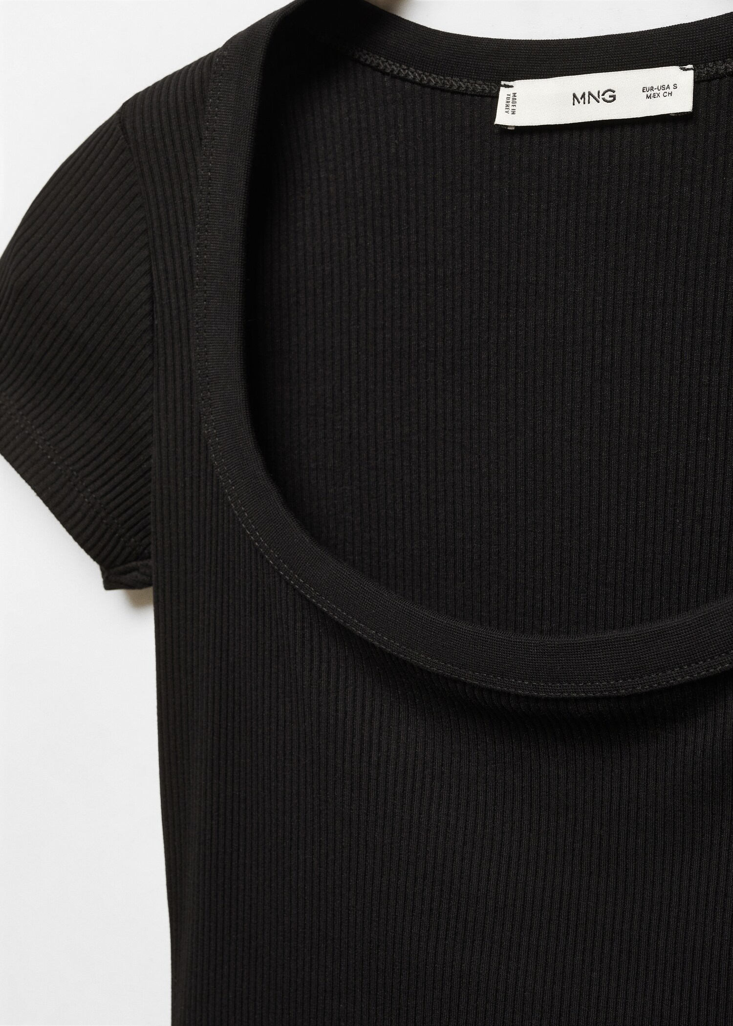 Low neck t-shirt - Details of the article 8