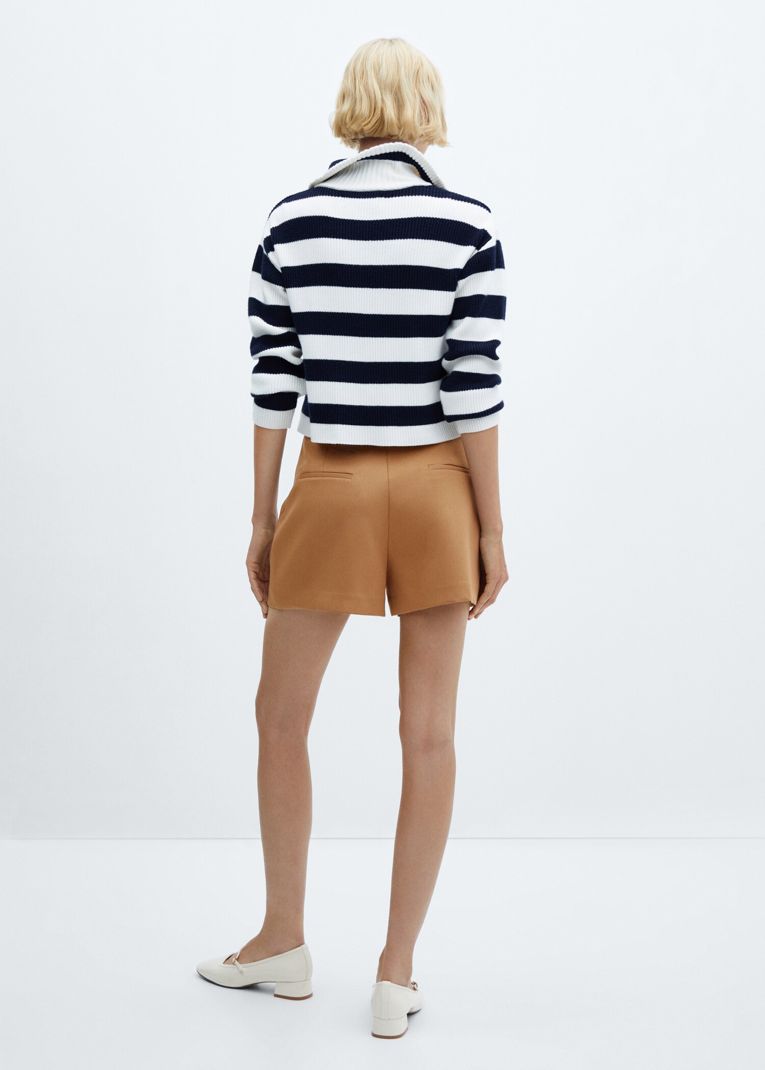 Paperbag shorts with belt - Reverse of the article