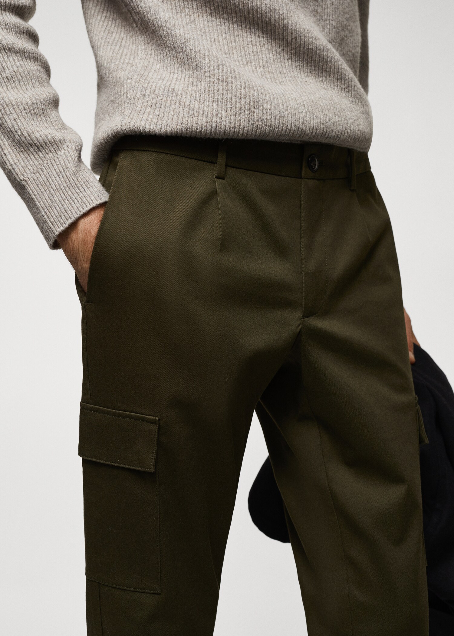 Slim-fit cotton cargo trousers - Details of the article 1