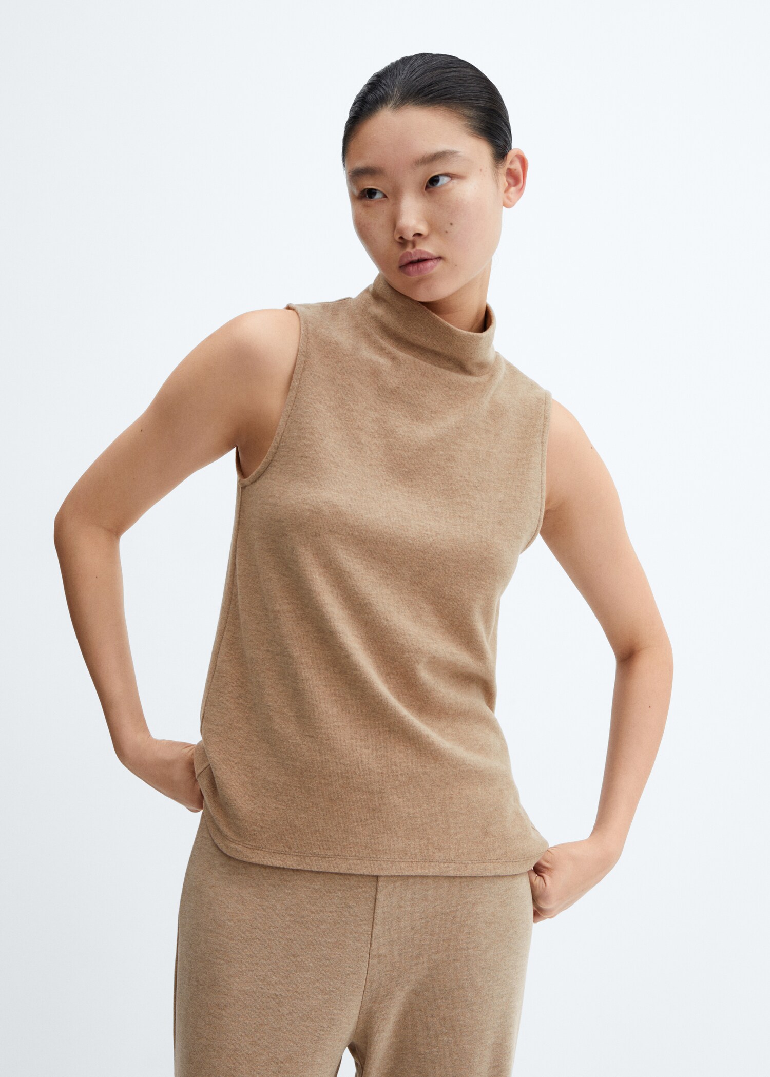 Top punto cuello alto - Plano medio