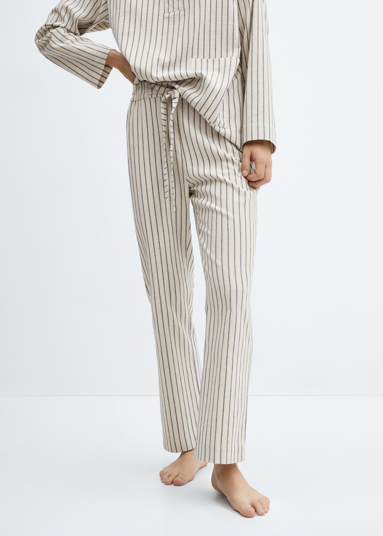 Pantalón pijama rayas - Plano medio