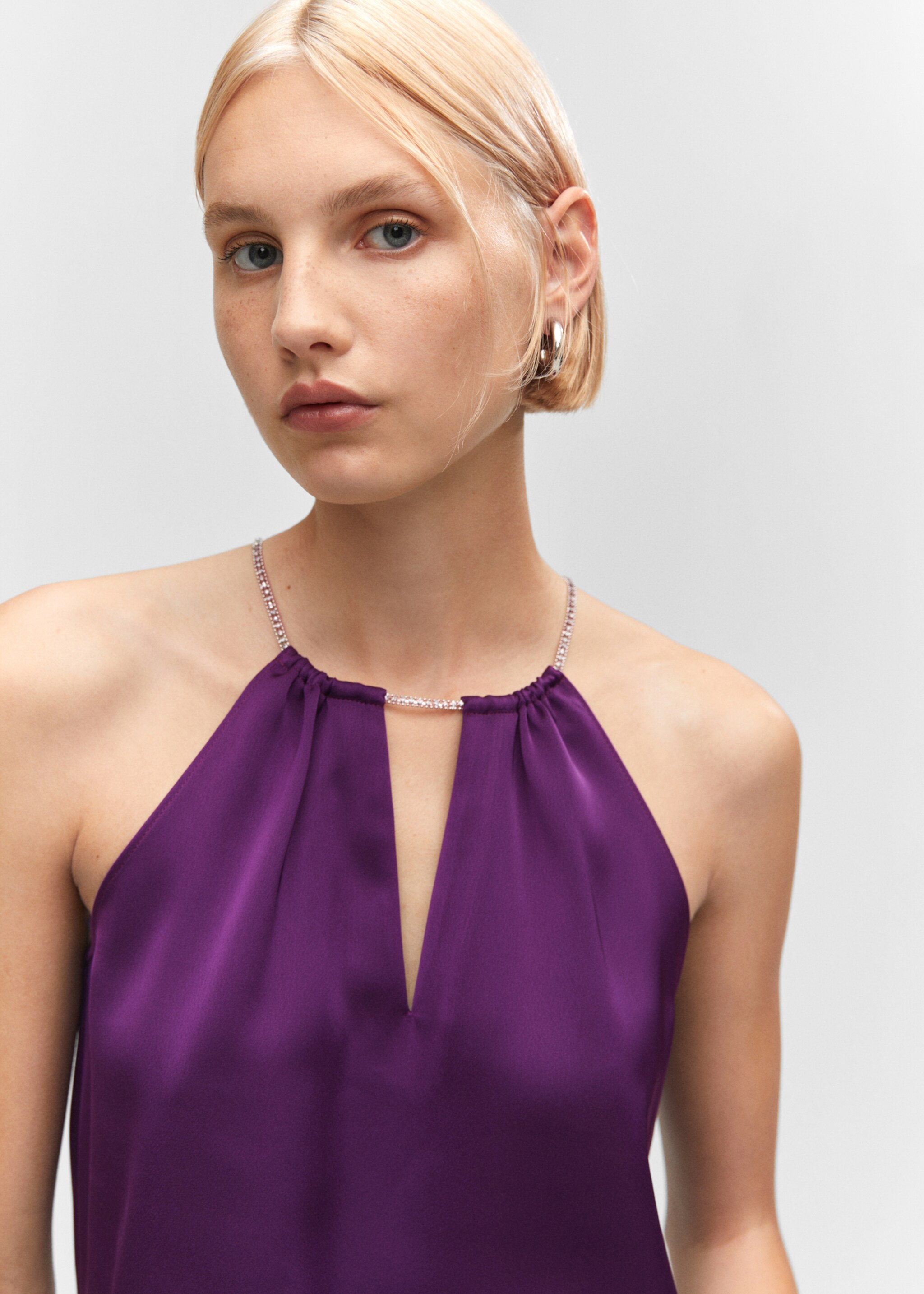 Neckholder-Top mit Strassdetail - Detail des Artikels 1, Violett. Ref: 57086715-00.