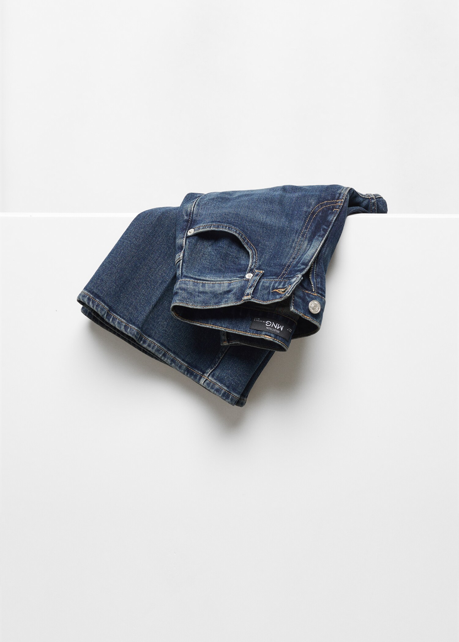 Medium-rise flared jeans - Details of the article 8