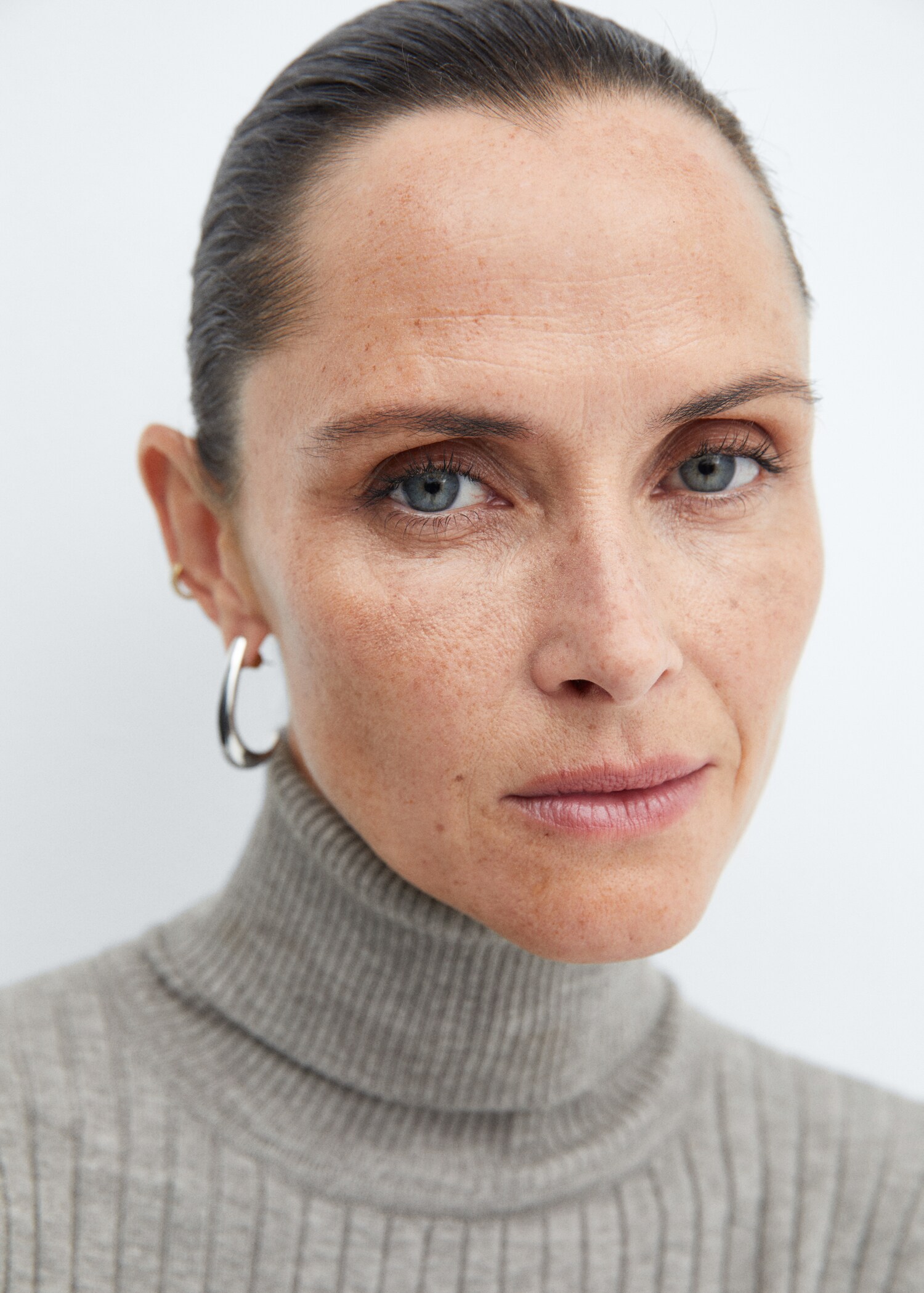 Turtleneck ribbed midi-dress - Details of the article 1