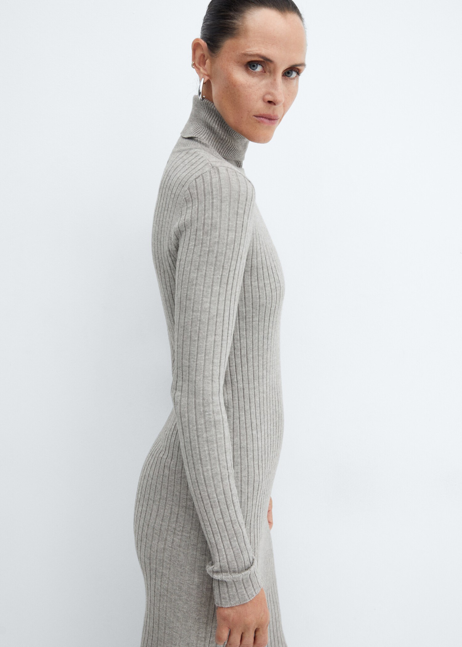 Turtleneck ribbed midi-dress - Details of the article 2