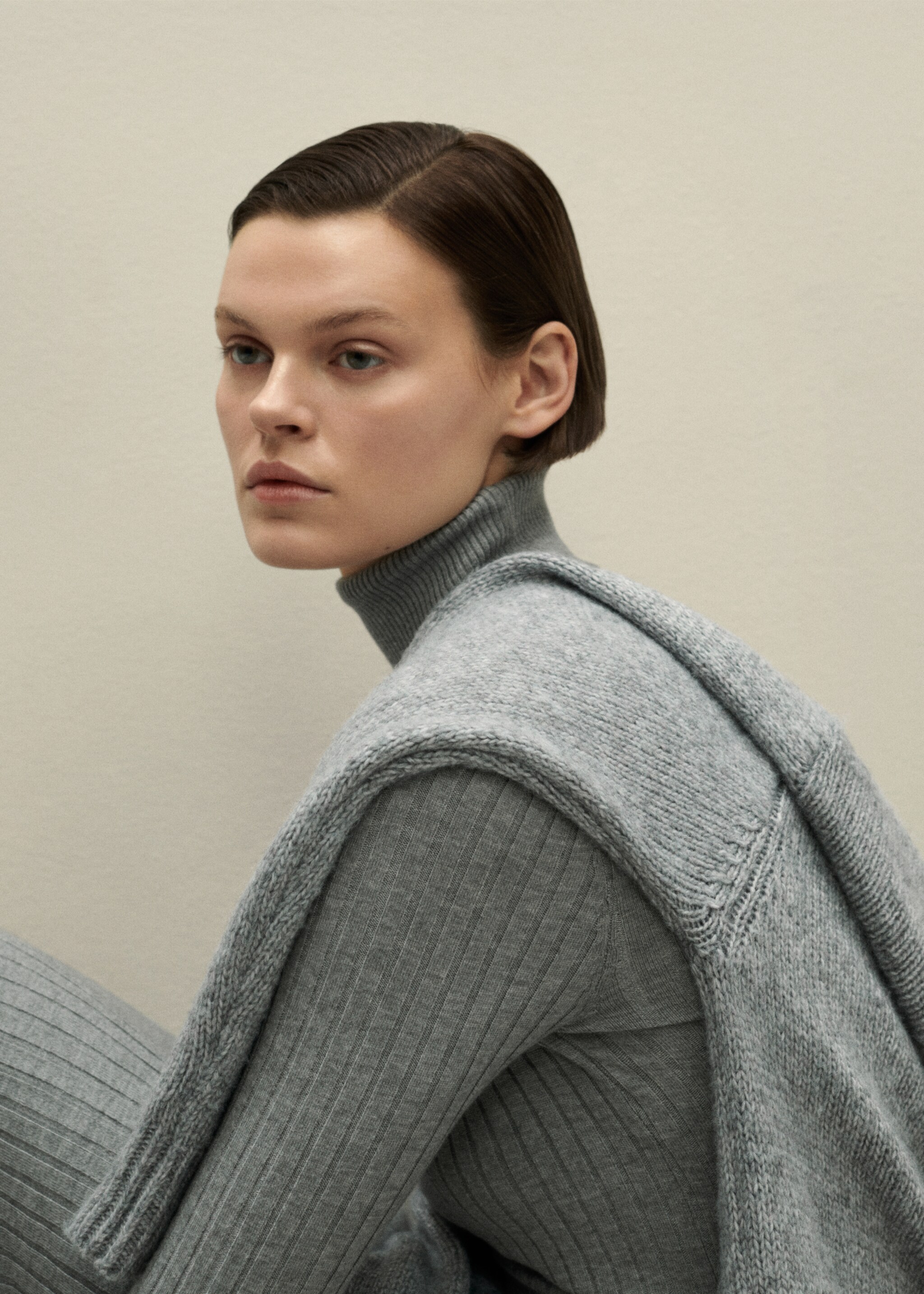 Turtleneck ribbed midi-dress - Details of the article 6