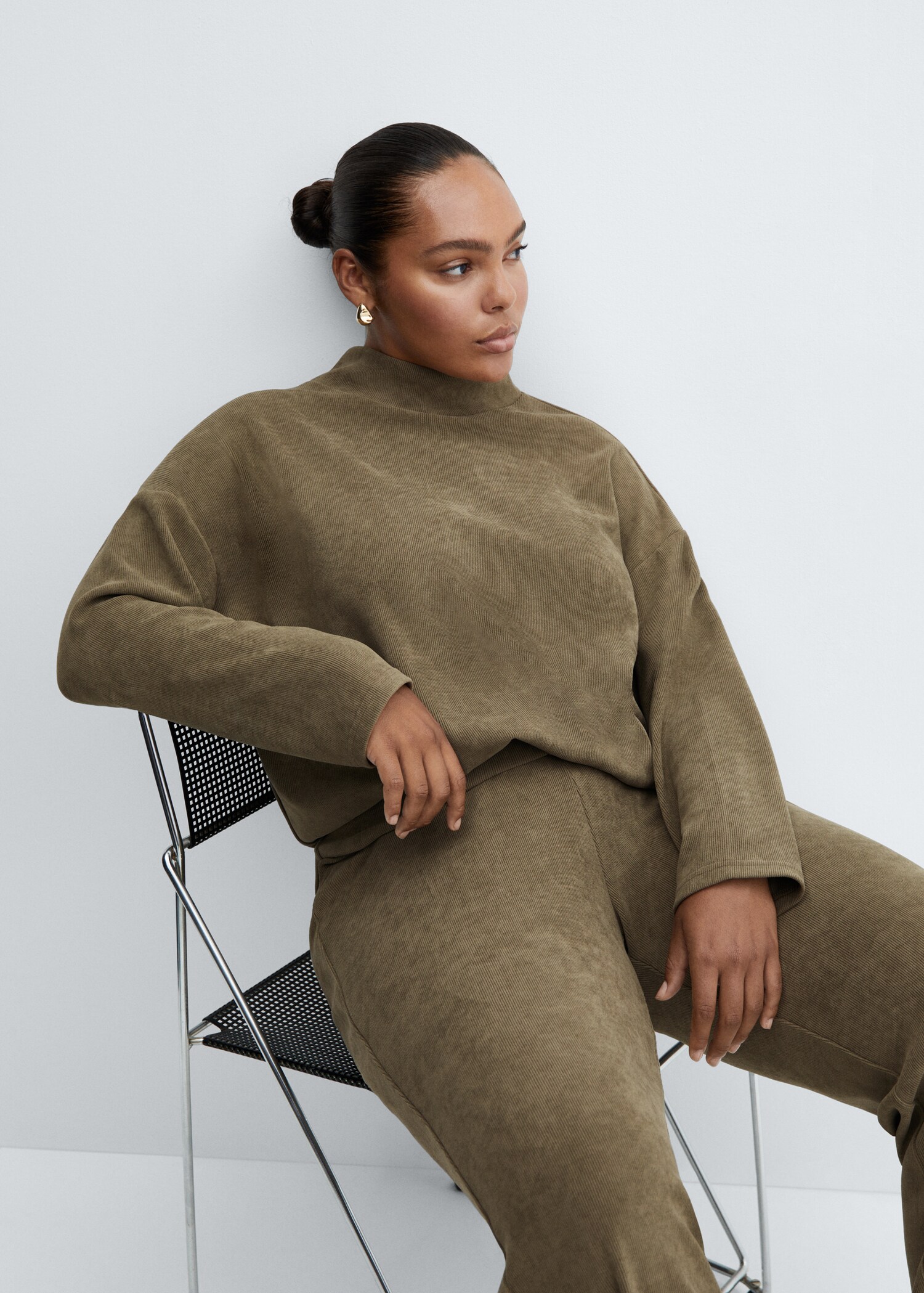 Corduroy trousers with elastic waist - Details of the article 4