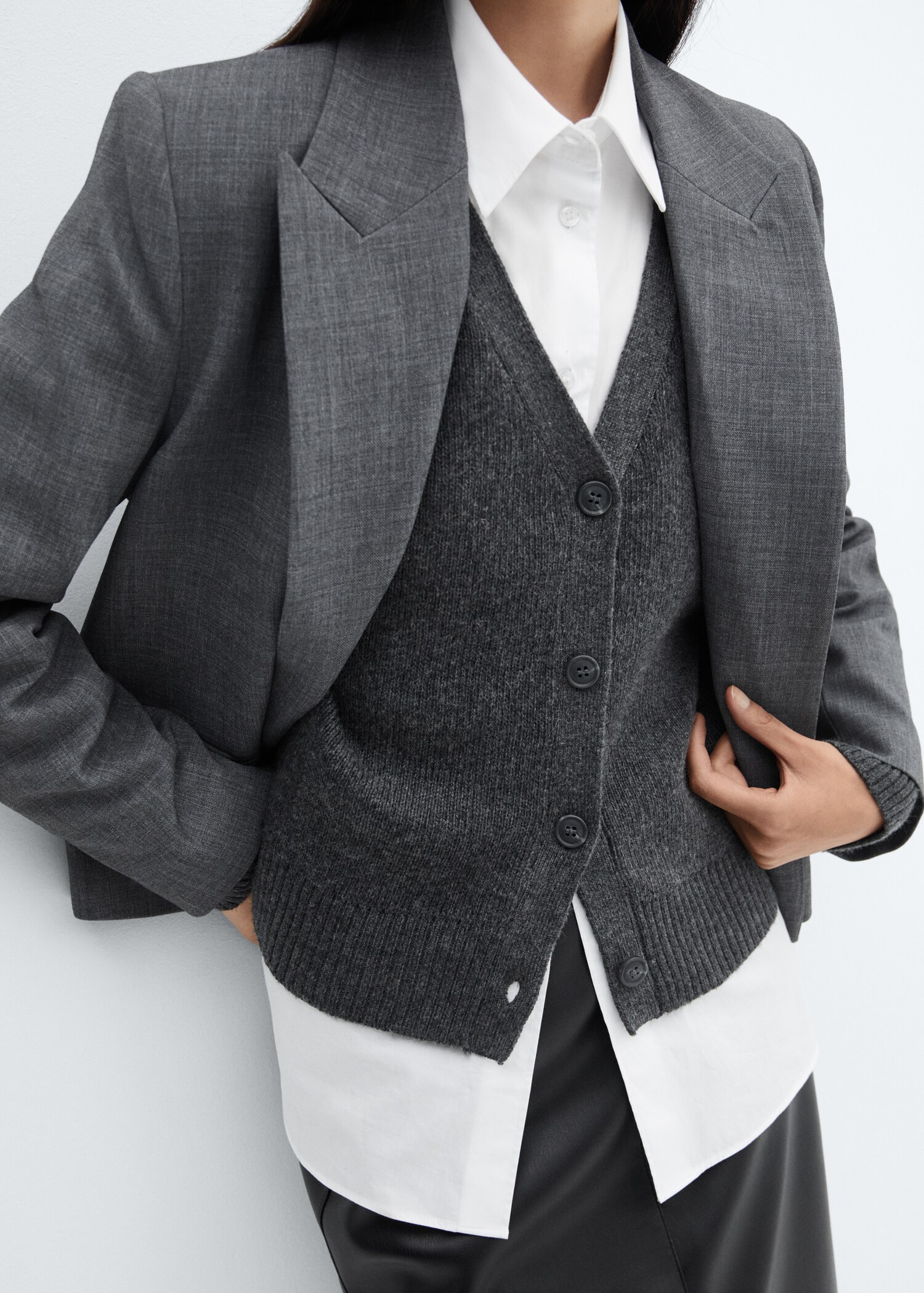 Strickjacke mit Knöpfen - Detail des Artikels 6