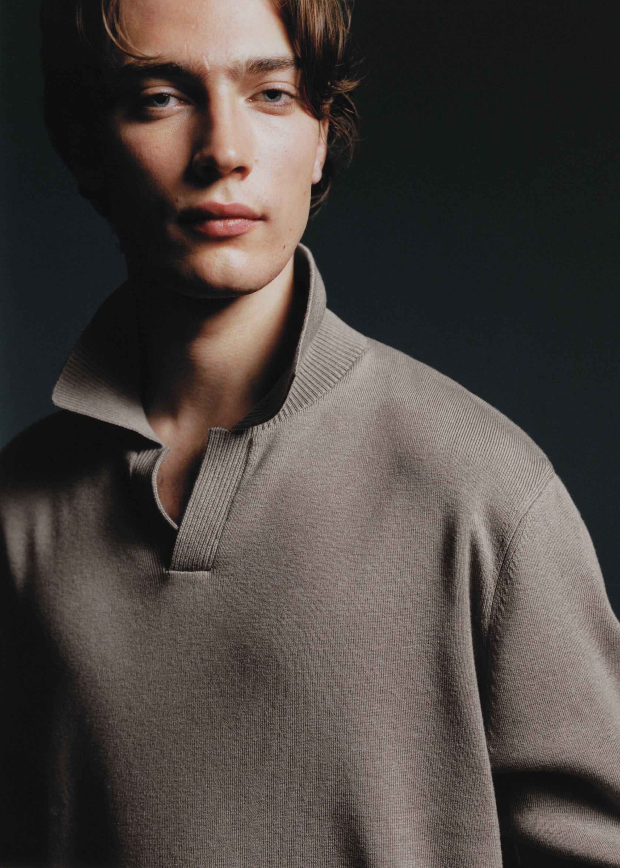 Polo collar wool sweater - Details of the article 5, Sand. Ref: 57089404-00.