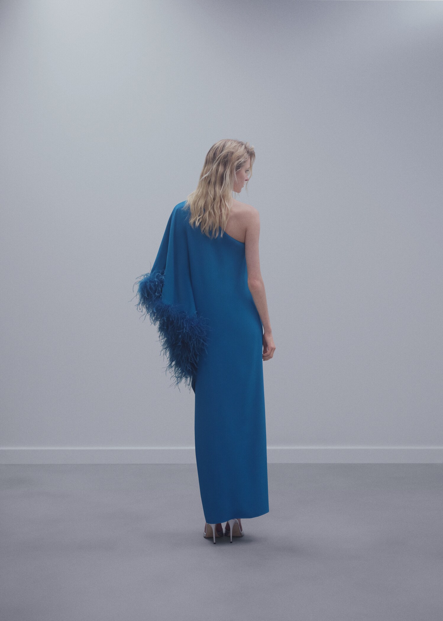 Asymmetric feather satin dress - Reverse of the article